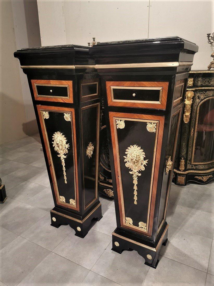 Pair of very large pedestal columns in Napoleon III style, conical shape, mid-20th century.
Impressive models nearly 1m40 high, with rich ornamentation of gilded bronzes with masks and waterfalls motifs, brass wooden ingot molds, rosettes and side