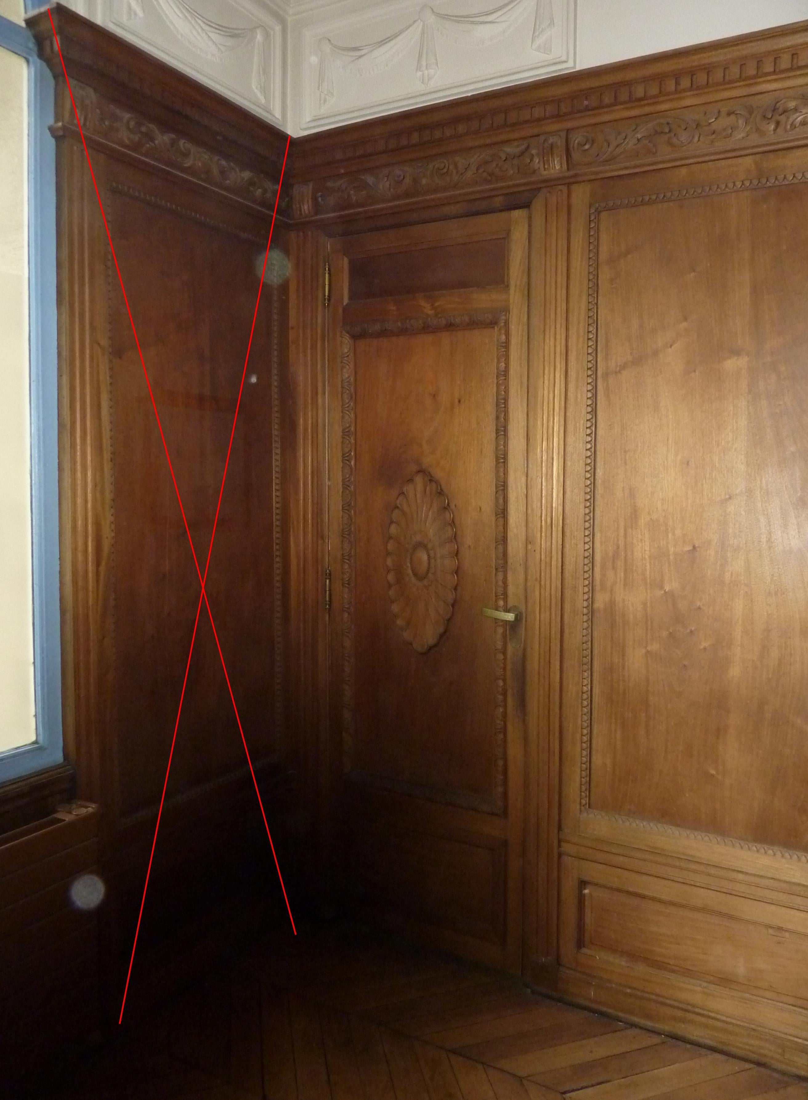 Getäfeltes Zimmer im Stil Napoleons III. mit Kamin und Spiegel (Holz) im Angebot