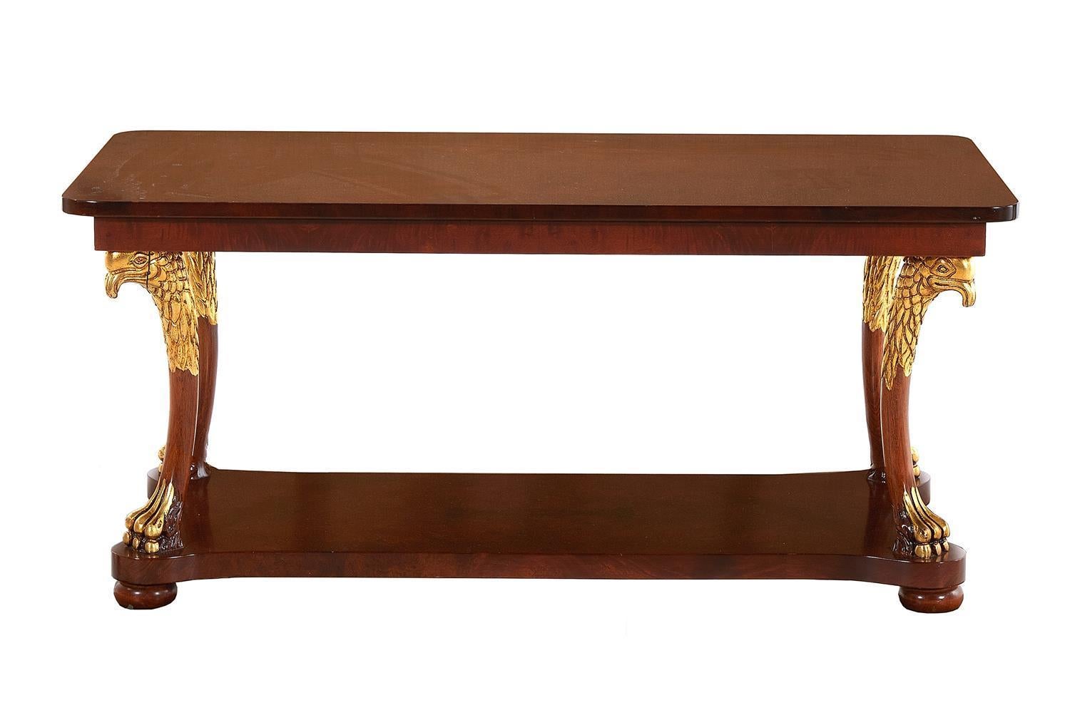 Table basse de style Napoléon III en ronce de noyer parcellaire dorée avec supports en tête d'aigle sculptés