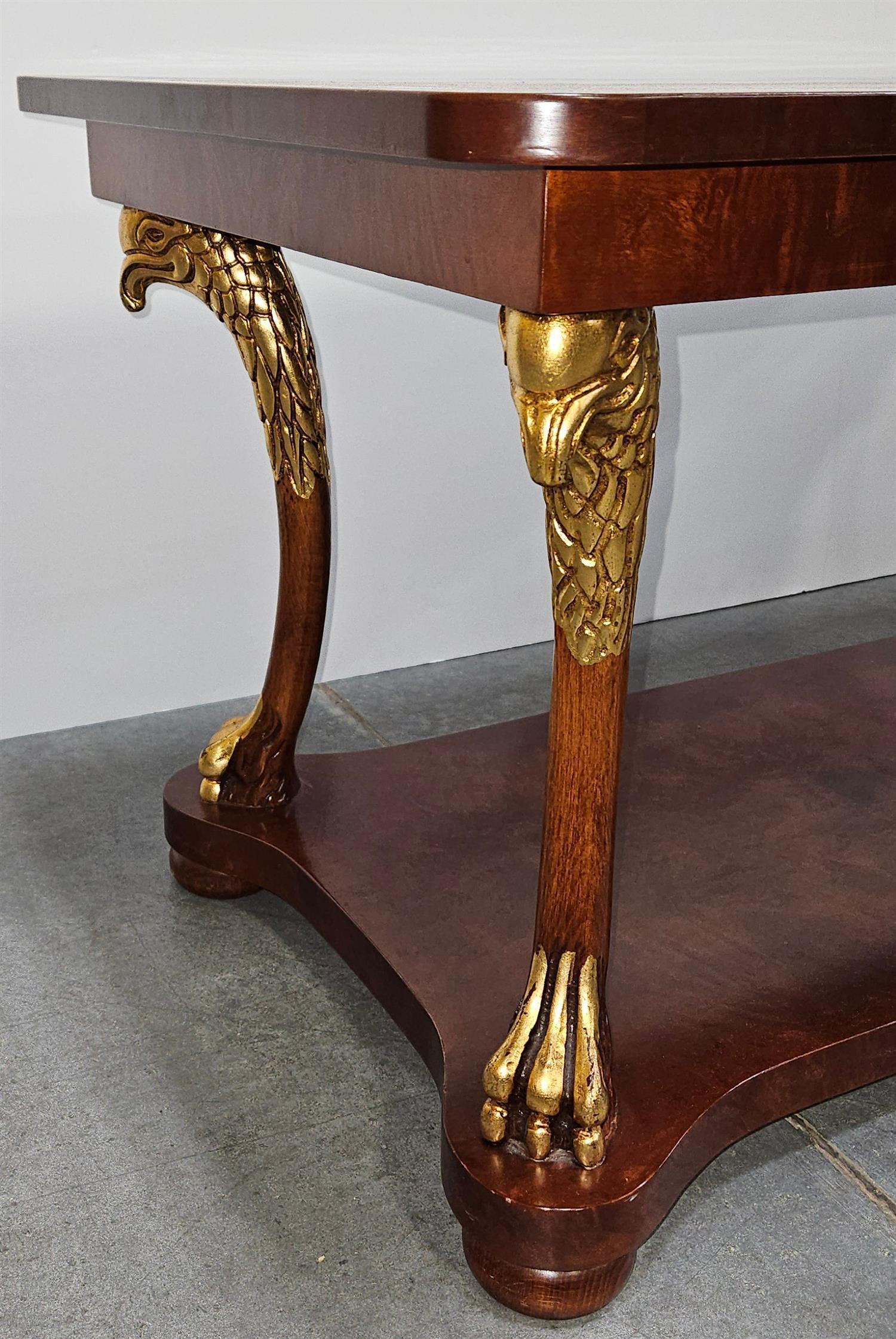 Français Table basse de style Napoléon III en loupe parcellaire dorée Tête d'aigle, 20e siècle en vente