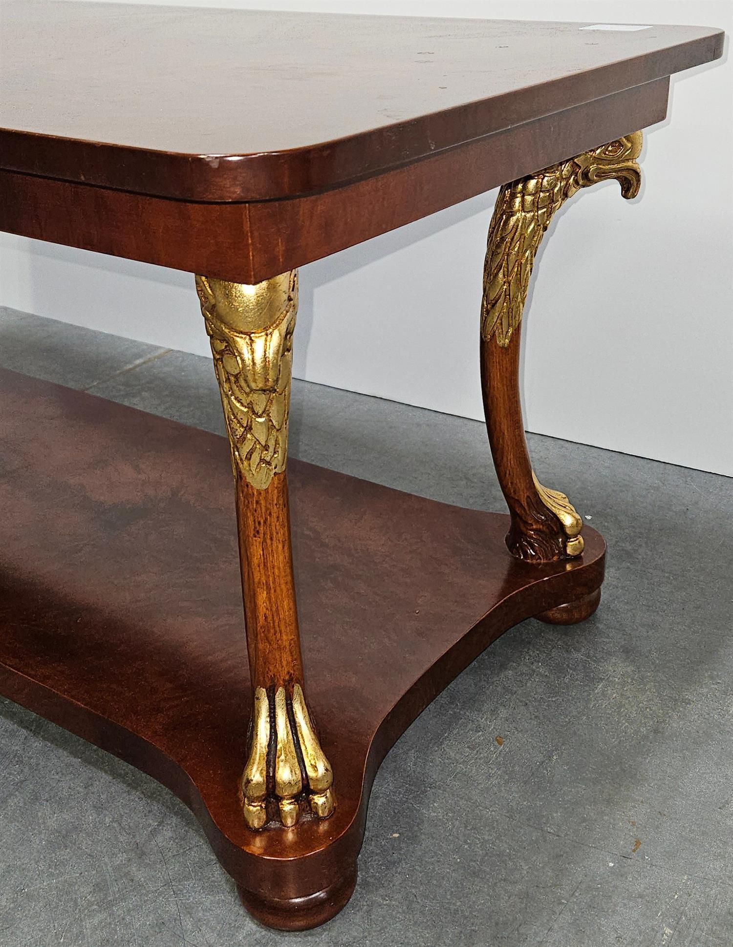 Table basse de style Napoléon III en loupe parcellaire dorée Tête d'aigle, 20e siècle Bon état - En vente à Savannah, GA