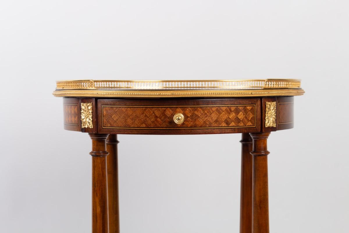 Napoleon III style small pedestal table in walnut veneer.
Late 19th century
Measures: D 40 cm, H 77 cm.