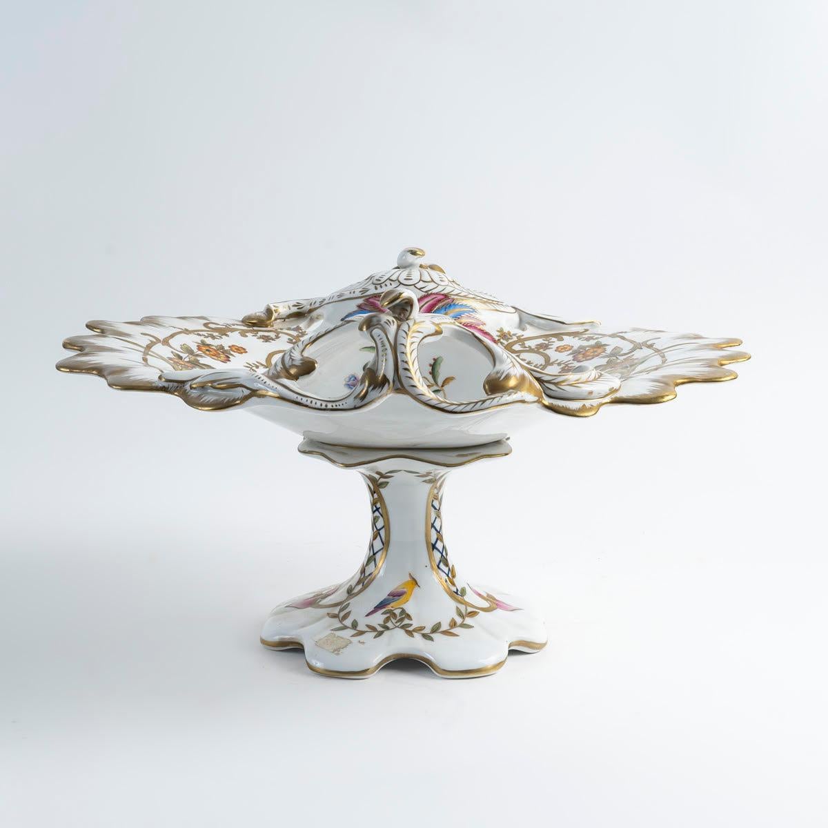 Cuenco de porcelana estilo Napoleón III.

Cuenco de porcelana dorada y pintada, estilo Napoleón III, de finales del siglo XIX o principios del XX, con una bella y rica decoración.
Alto: 20 cm, Ancho: 35 cm, Fondo: 32 cm