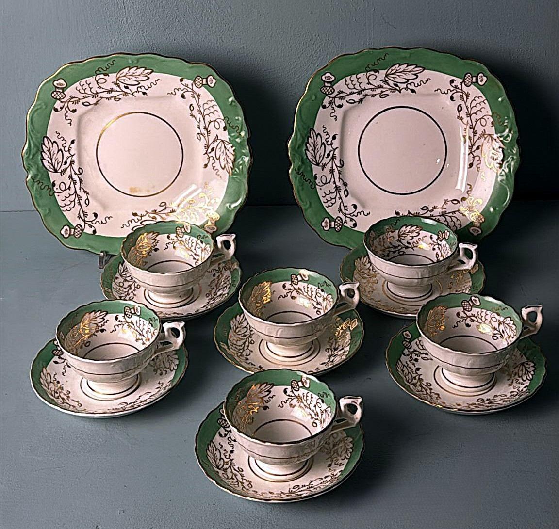 Wir bitten Sie, die vollständige Beschreibung zu lesen, da wir uns bemühen, detaillierte historische und technische Informationen zu liefern, um die Echtheit unserer Stücke zu gewährleisten. Elegantes und raffiniertes Kaffee- und Teeservice aus