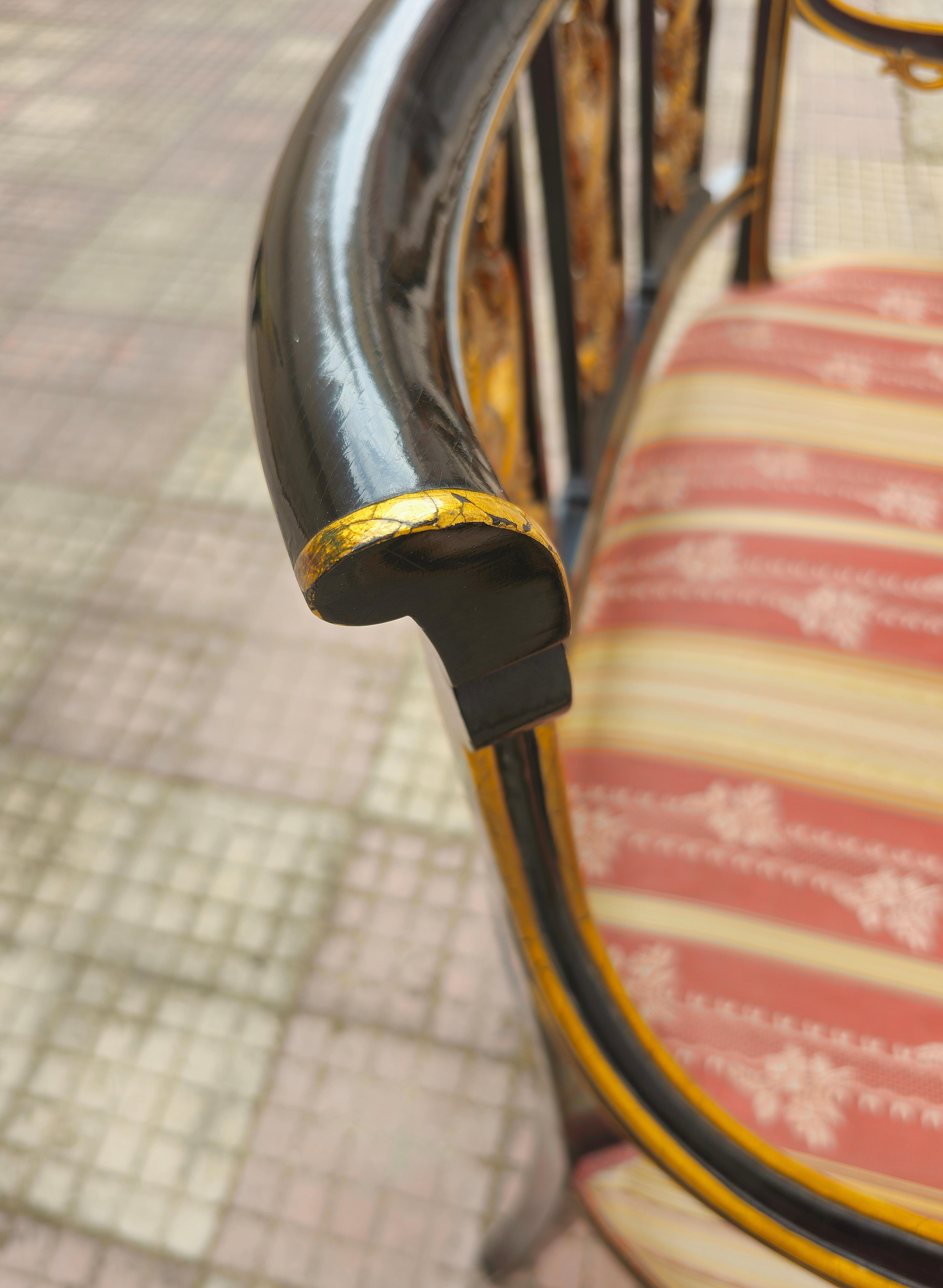 Sofá estilo Napoleón III en madera lacada en negro y detalles dorados. Mediados de siglo en venta 4