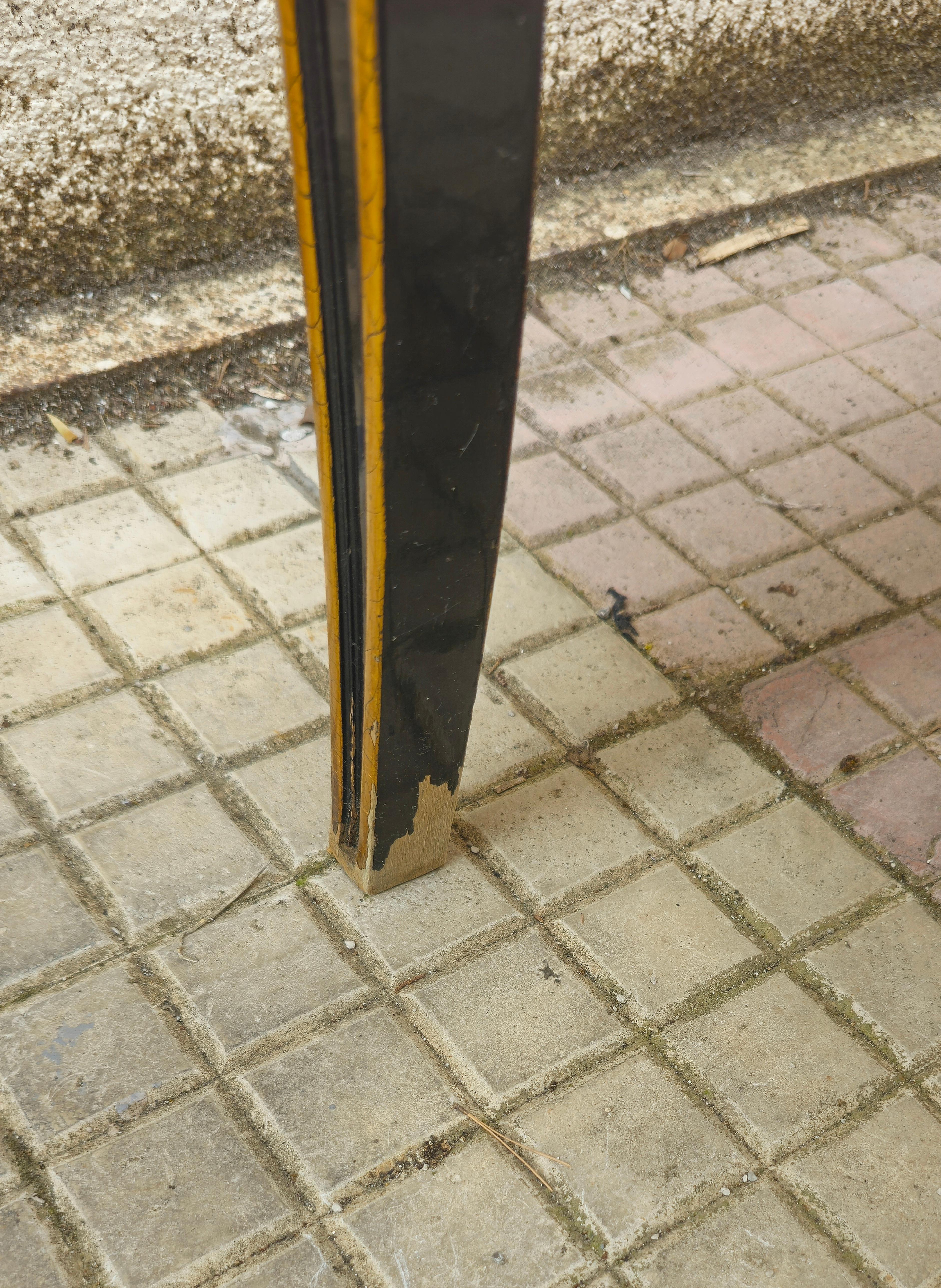Sofá estilo Napoleón III en madera lacada en negro y detalles dorados. Mediados de siglo en venta 5