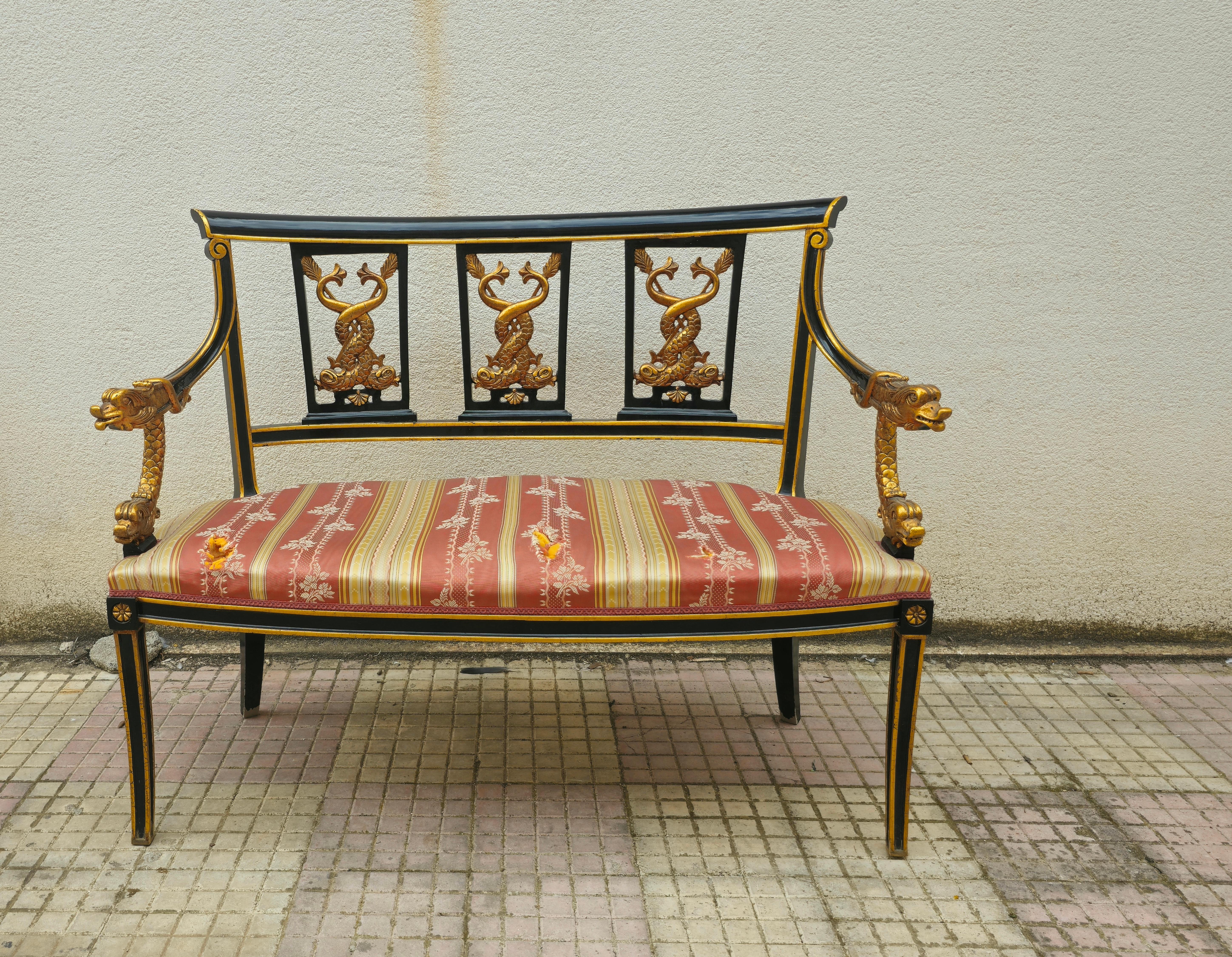 Sofá estilo Napoleón III en madera lacada en negro y detalles dorados. Mediados de siglo Europeo en venta