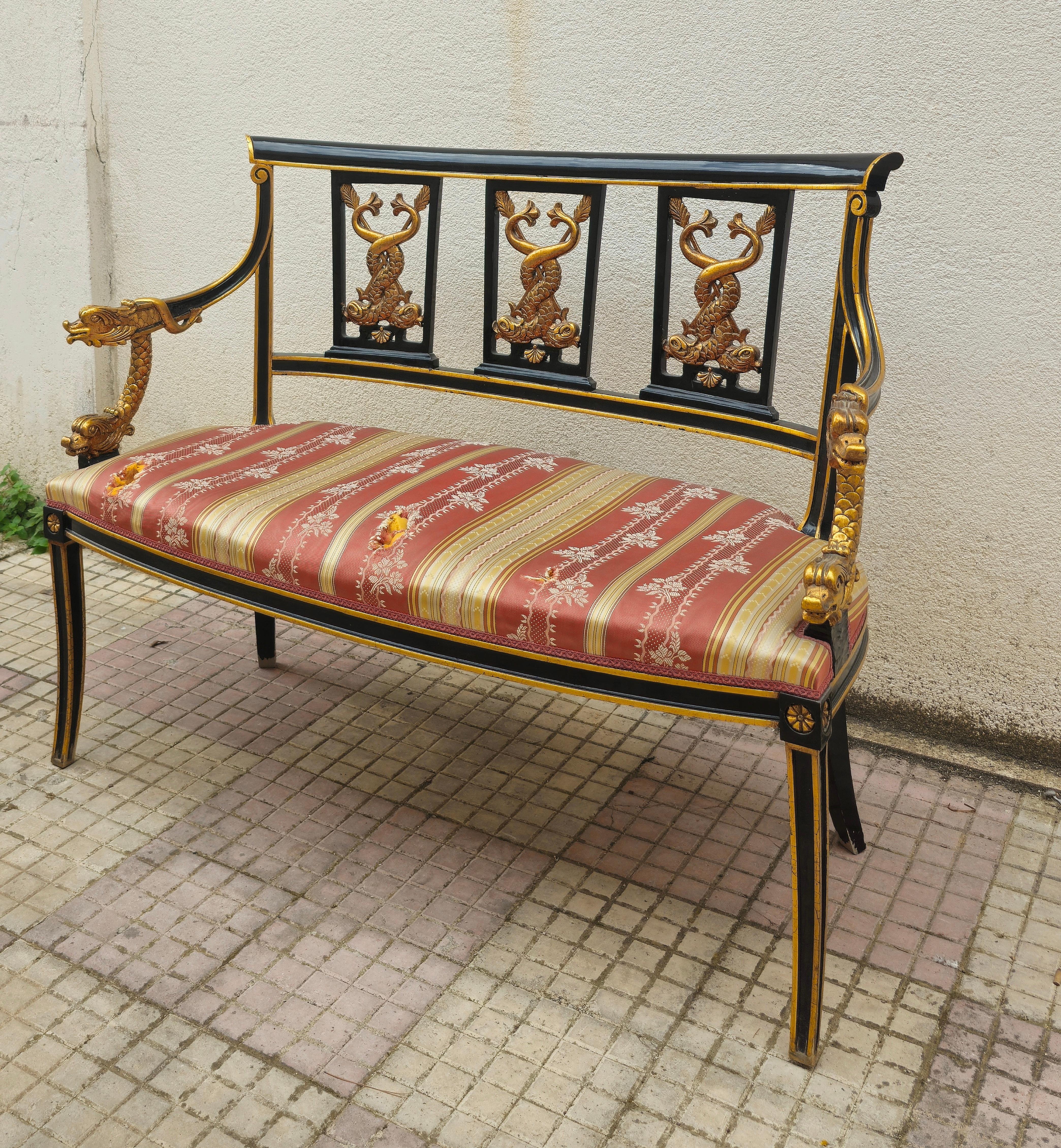 Sofá estilo Napoleón III en madera lacada en negro y detalles dorados. Mediados de siglo siglo XX en venta