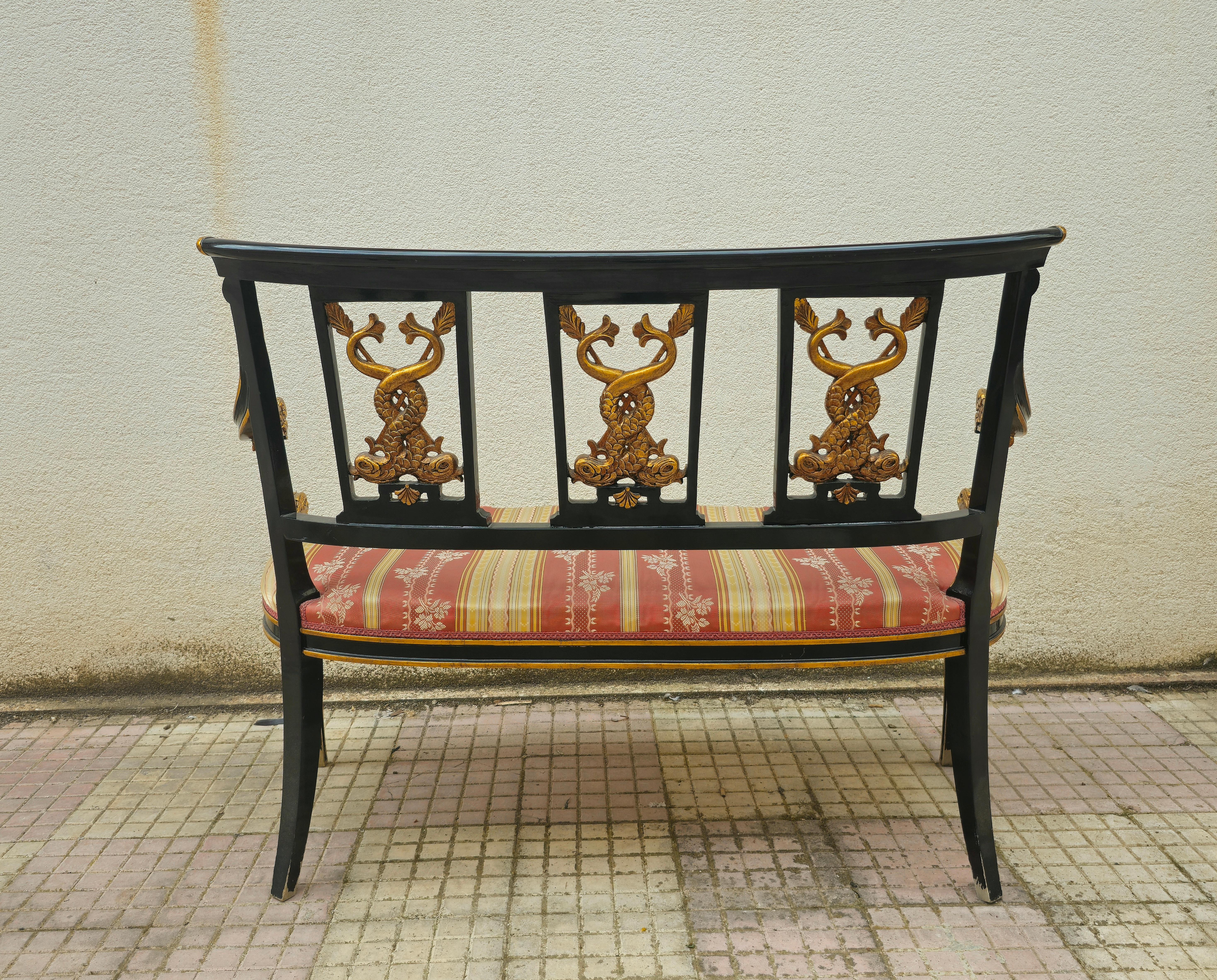 Sofá estilo Napoleón III en madera lacada en negro y detalles dorados. Mediados de siglo Seda en venta