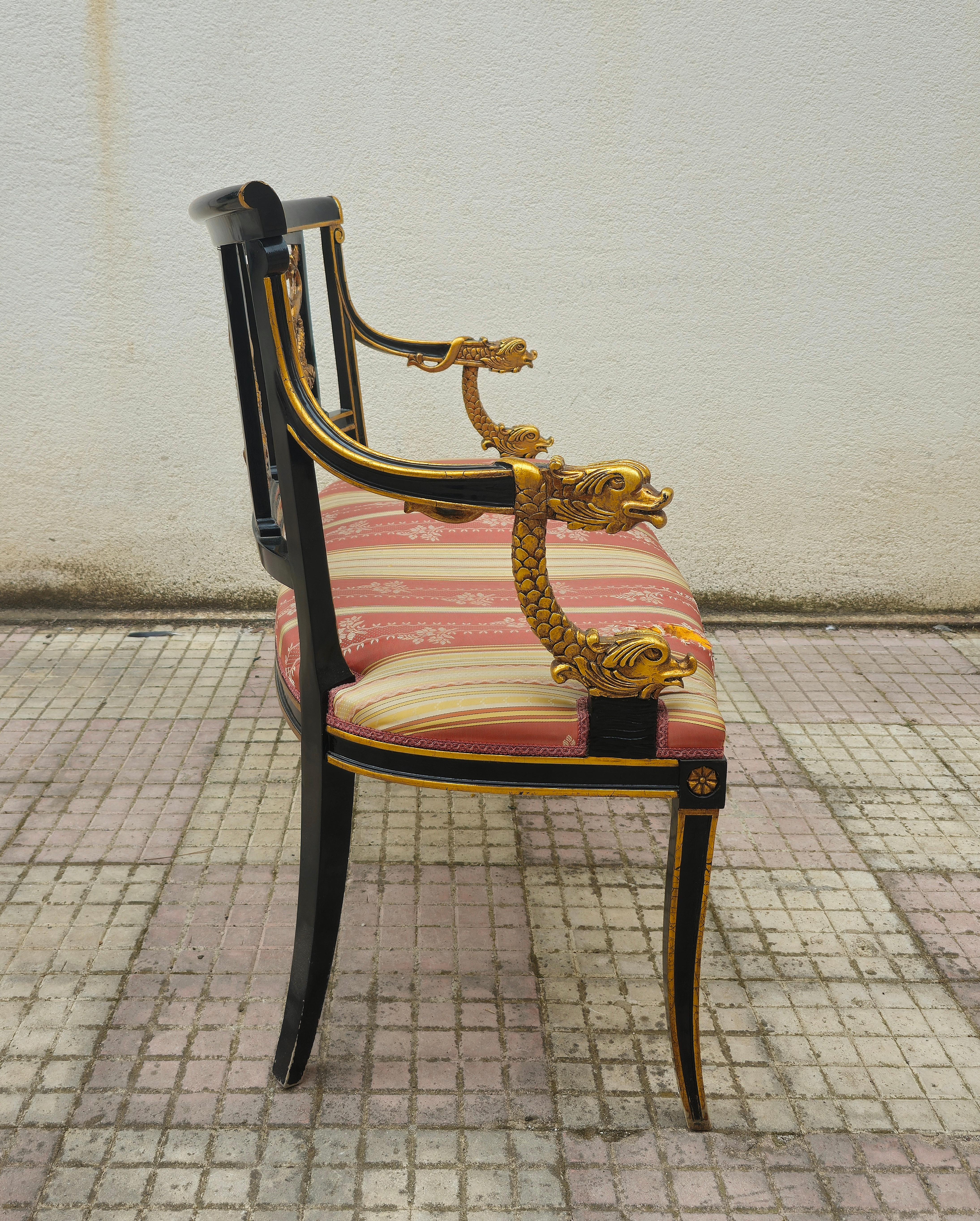 Sofá estilo Napoleón III en madera lacada en negro y detalles dorados. Mediados de siglo en venta 1