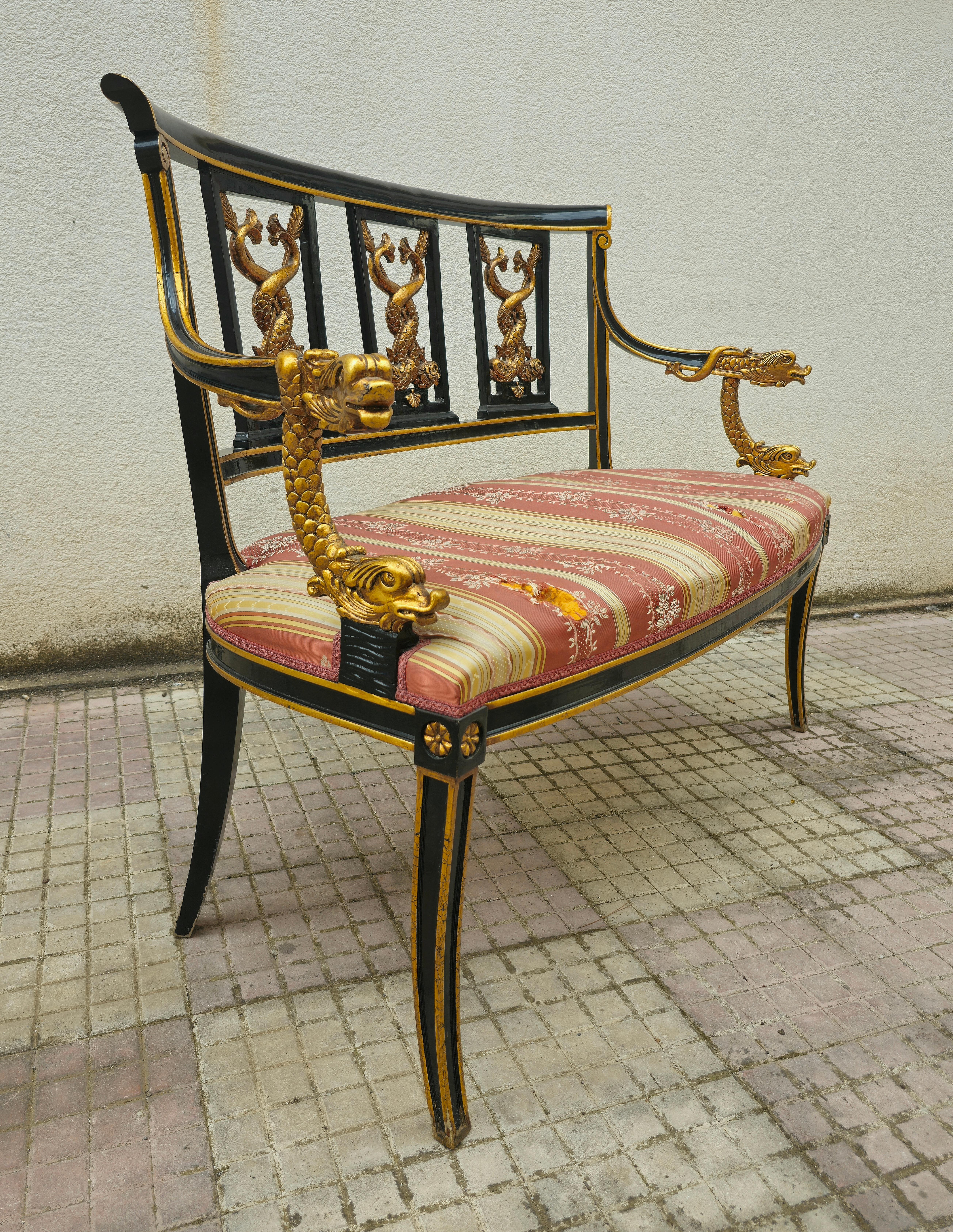Sofá estilo Napoleón III en madera lacada en negro y detalles dorados. Mediados de siglo en venta 2