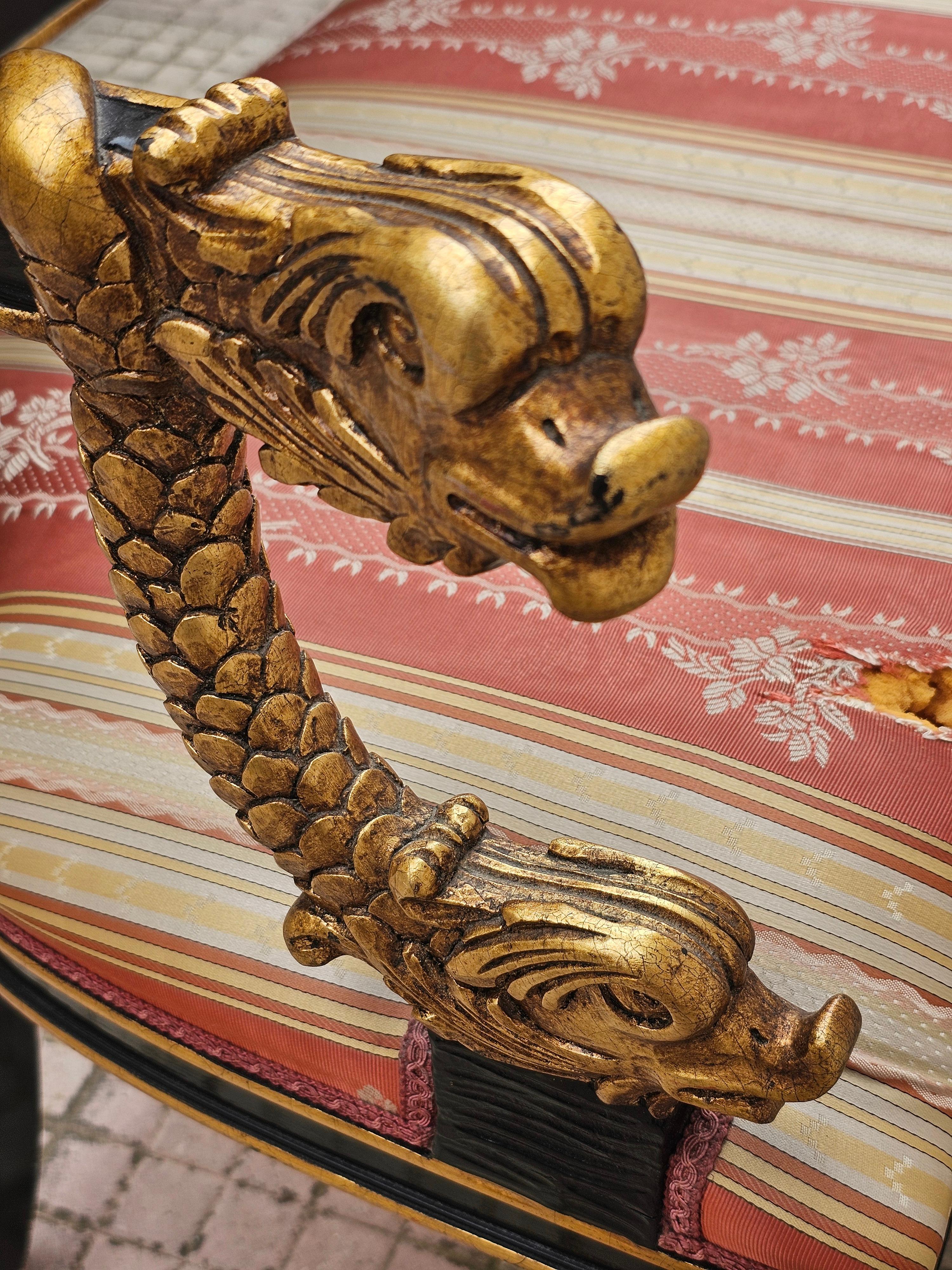 Sofá estilo Napoleón III en madera lacada en negro y detalles dorados. Mediados de siglo en venta 3