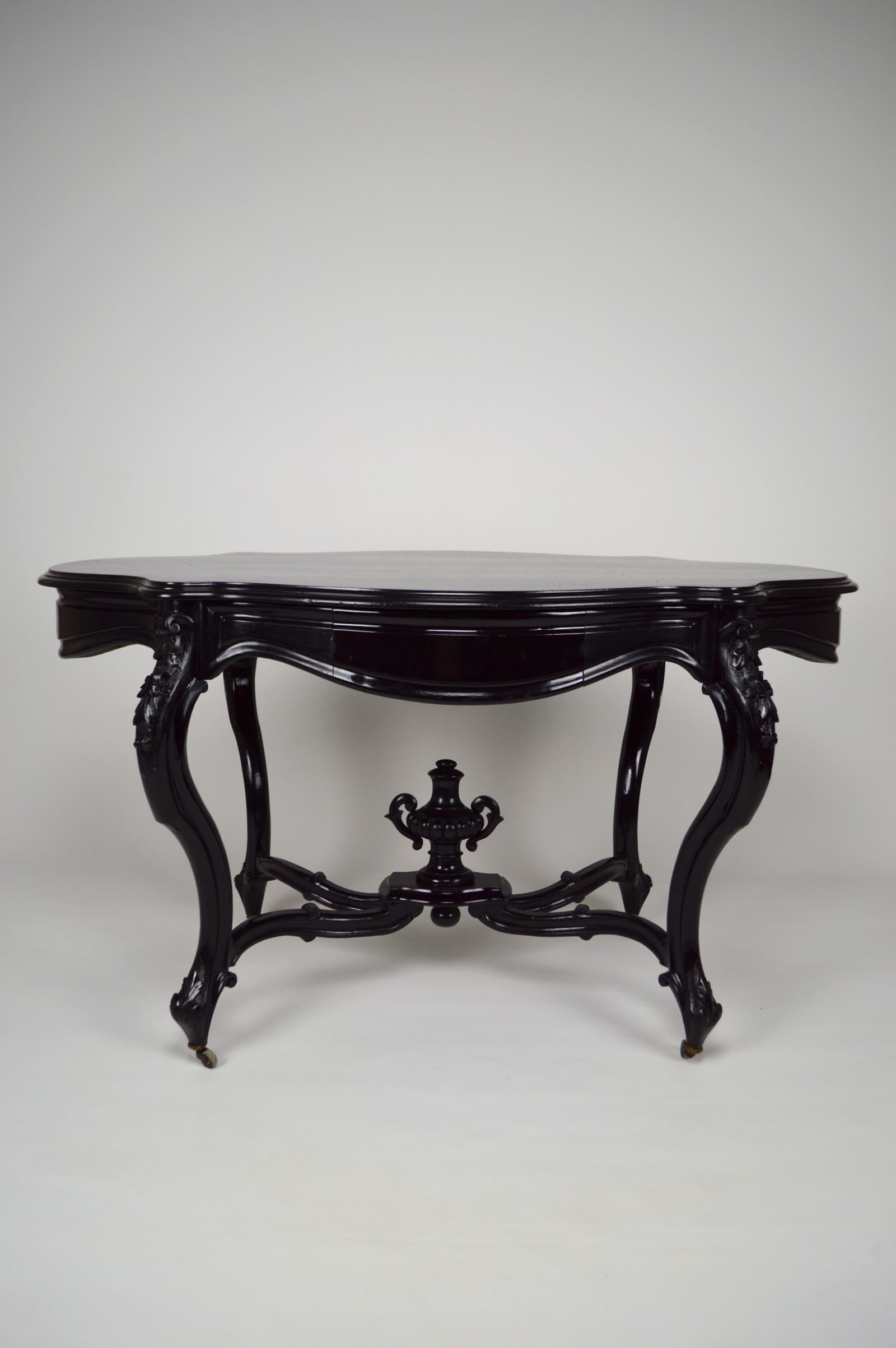 Tisch und Stühle im Stil Napoleons III. aus geschwärztem Holz, Frankreich, um 1870 1
