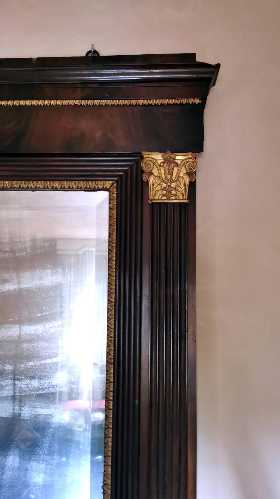 Grand cadre autrichien en bois de style Napoléon III Miroir de mercure et décorations dorées 1