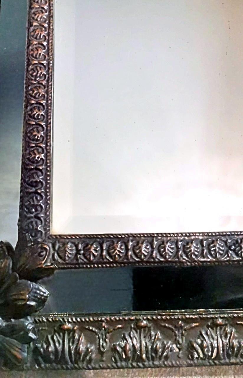 Miroir mural de style Napoléon III en laiton bruni 