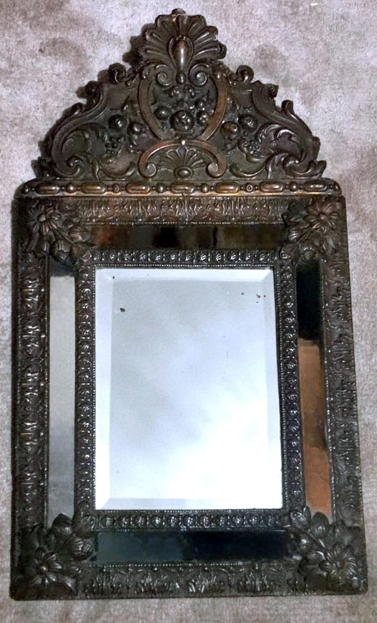 We kindly suggest that you read the entire description, as with it we try to give you detailed technical and historical information to guarantee the authenticity of our objects. Elegant and refined Napoleonic-era frame with a central beveled mirror