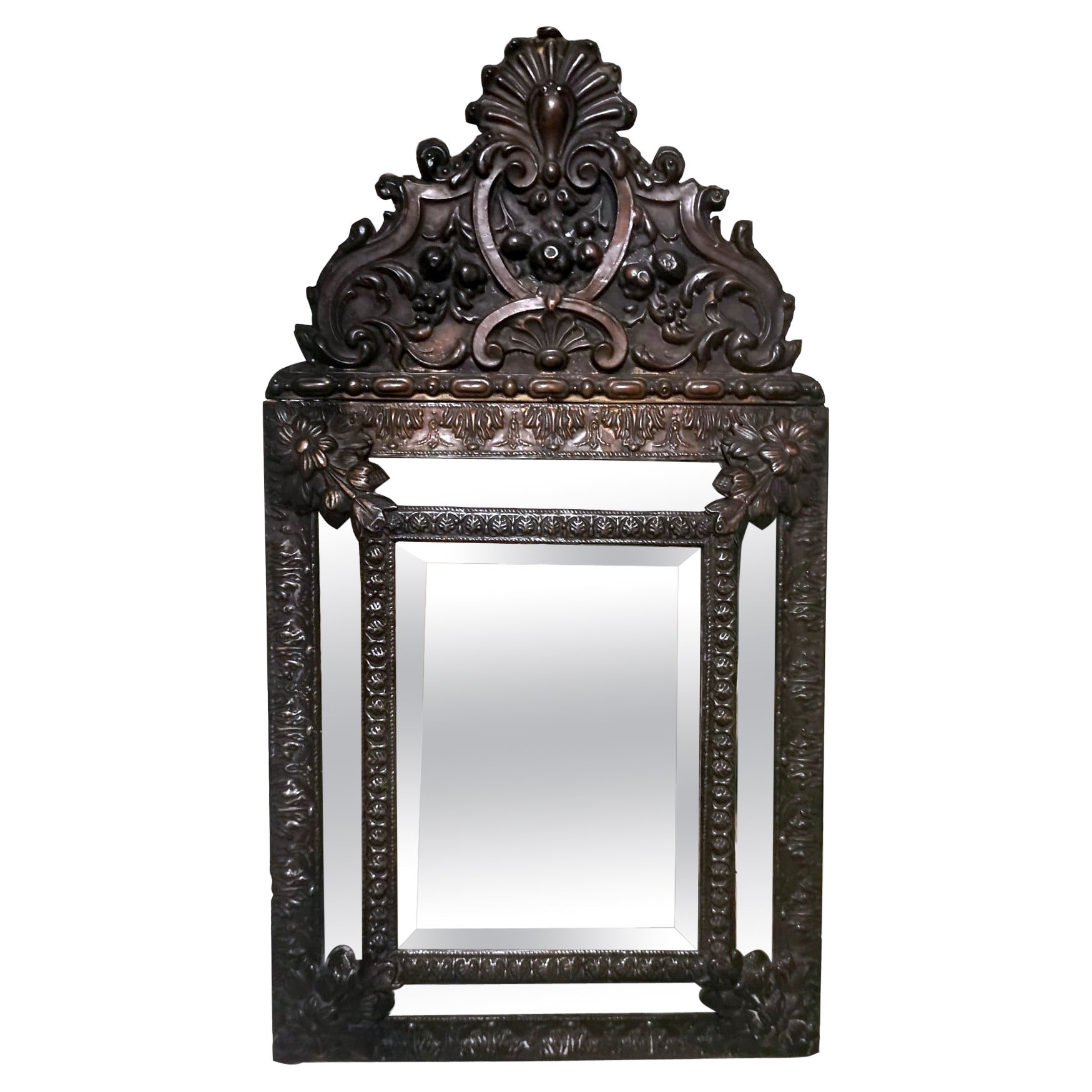 Specchio da parete in stile Napoleone III con lavorazione "Repoussé" in ottone brunito
