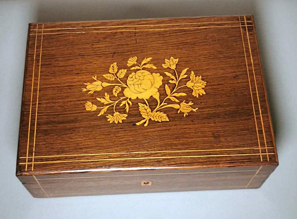 We kindly suggest you read the whole description, because with it we try to give you detailed technical and historical information to guarantee the authenticity of our objects.
Elegant and unique table box; it is made entirely of light European