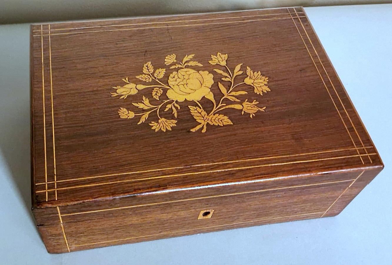 Napoleon III Style  French Walnut Table Box In Good Condition For Sale In Prato, Tuscany