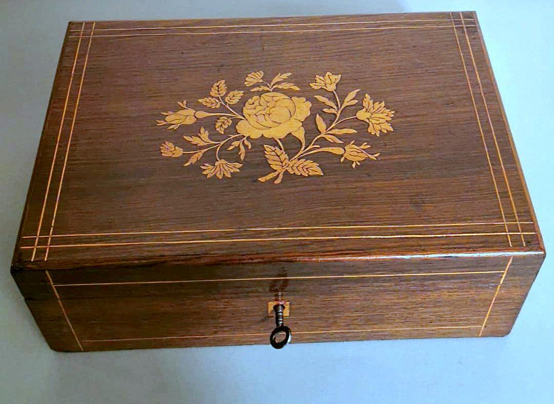 19th Century Napoleon III Style  French Walnut Table Box For Sale
