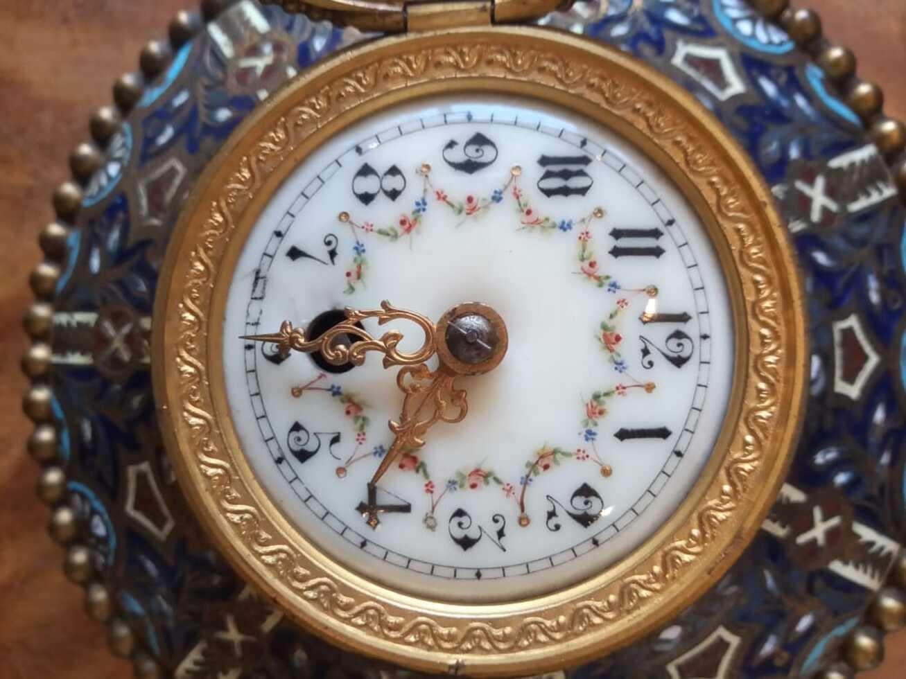 Napoleon III table clock
bronze and champlevé enamel
running and with your key
origin France 19th century
(revolving support)
perfect condition.