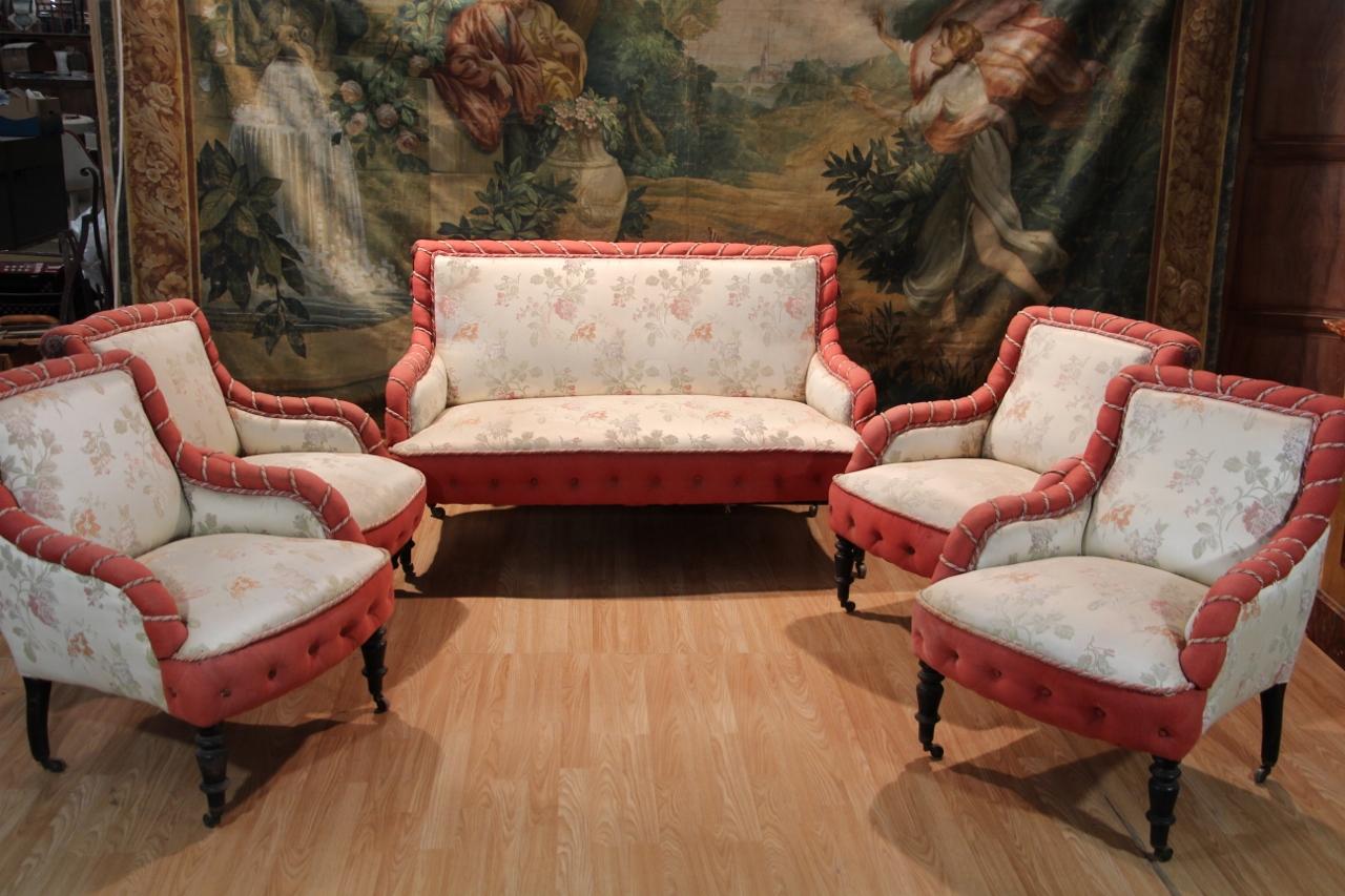 Gepolstertes Wohnzimmer, Napoleon-III-Periode in geschwärztem Holz und geblümtem Stoff umfasst 1 Sofa und 4 Sessel insgesamt in gutem Zustand, zeigt minimale Anzeichen von Verschleiß und Gebrauch, Polsterung in gutem Zustand Sofa Abmessungen: - 85
