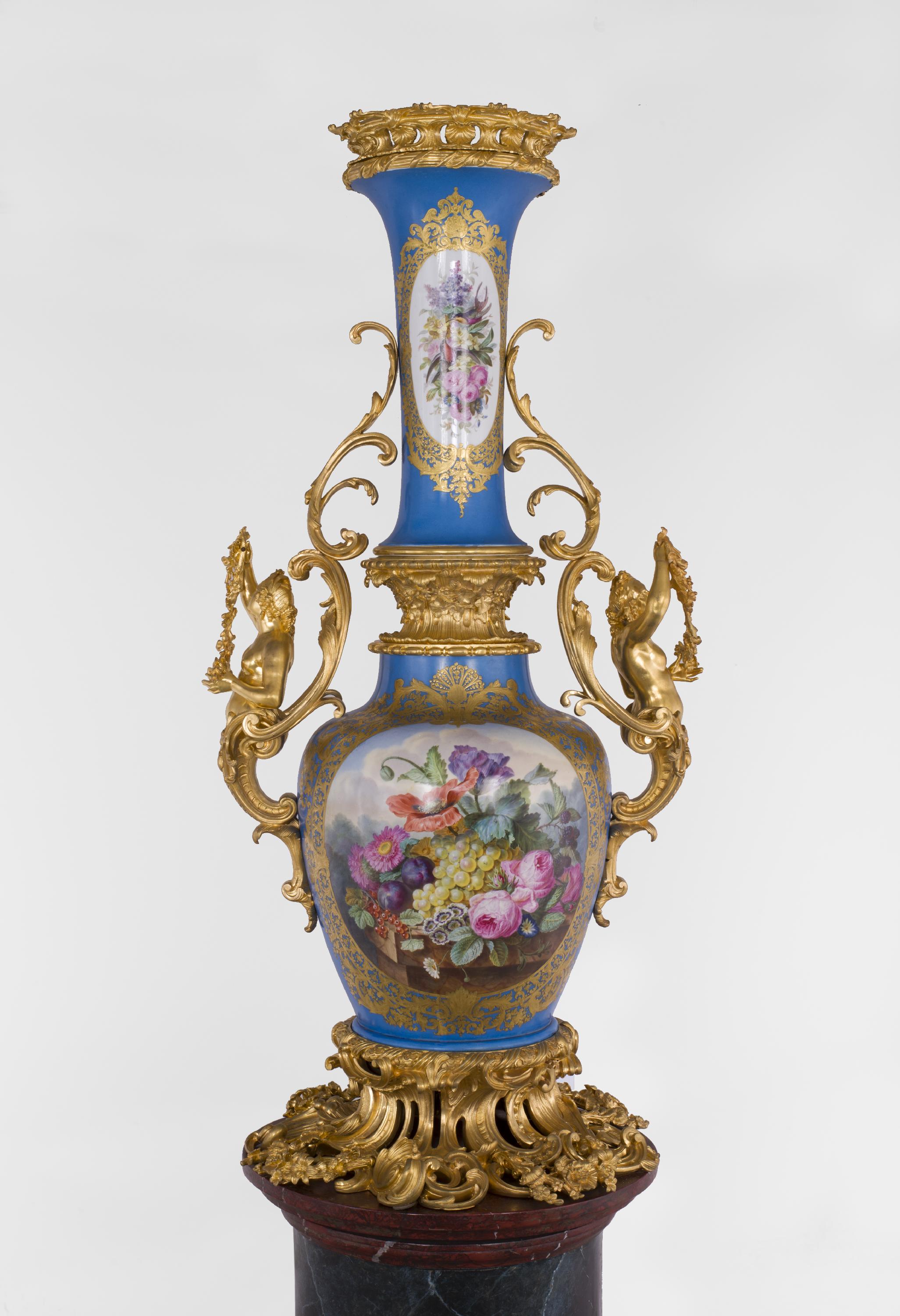Vase Napoléon III en porcelaine de Paris monté en bronze doré avec Espagnolette en vente 3