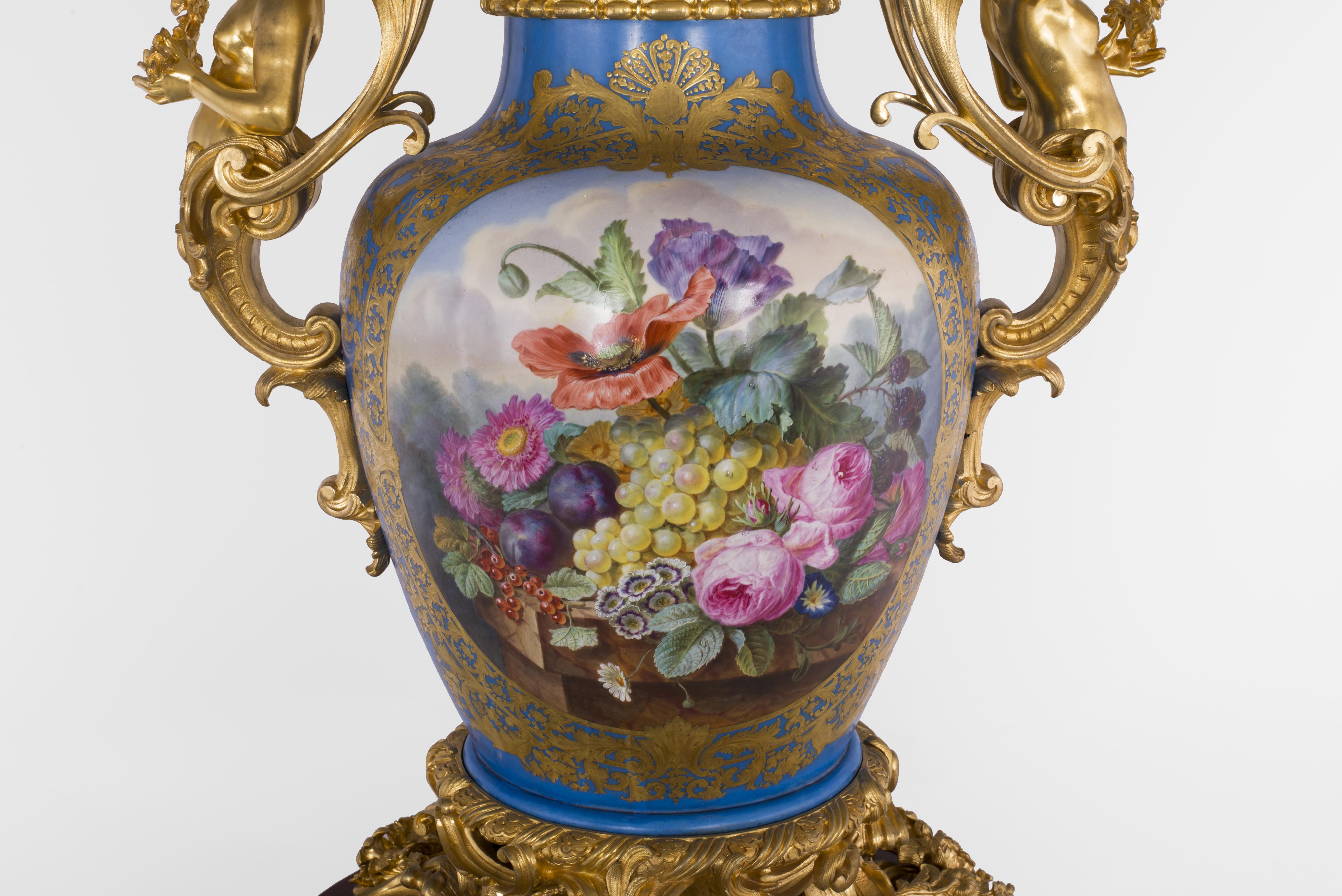 Vase Napoléon III en porcelaine de Paris monté en bronze doré avec Espagnolette en vente 4