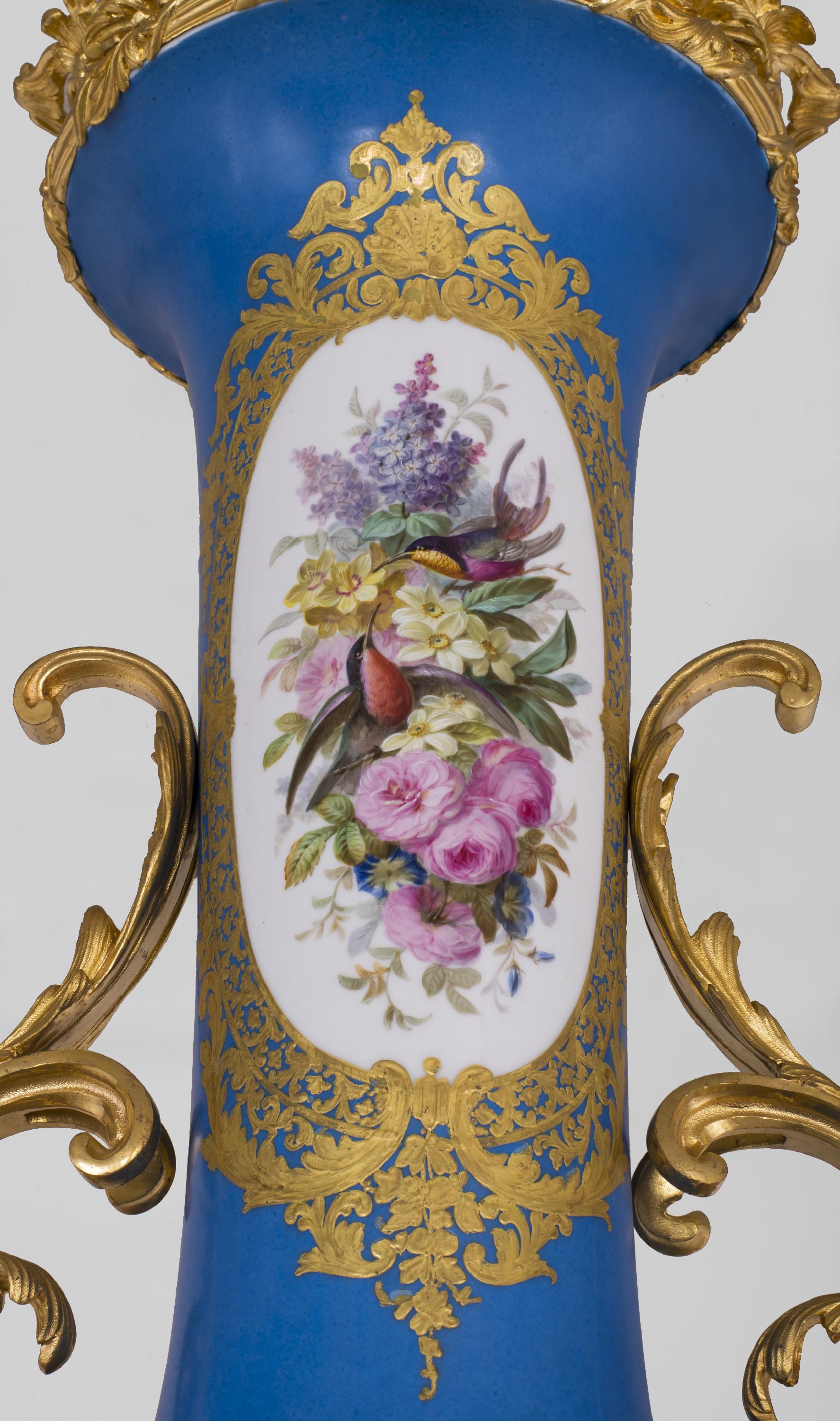 Napoleon III.-Vase aus Porzellan von Paris aus der Zeit Napoleons III., montiert in vergoldeter Bronze mit Espagnolette im Angebot 5