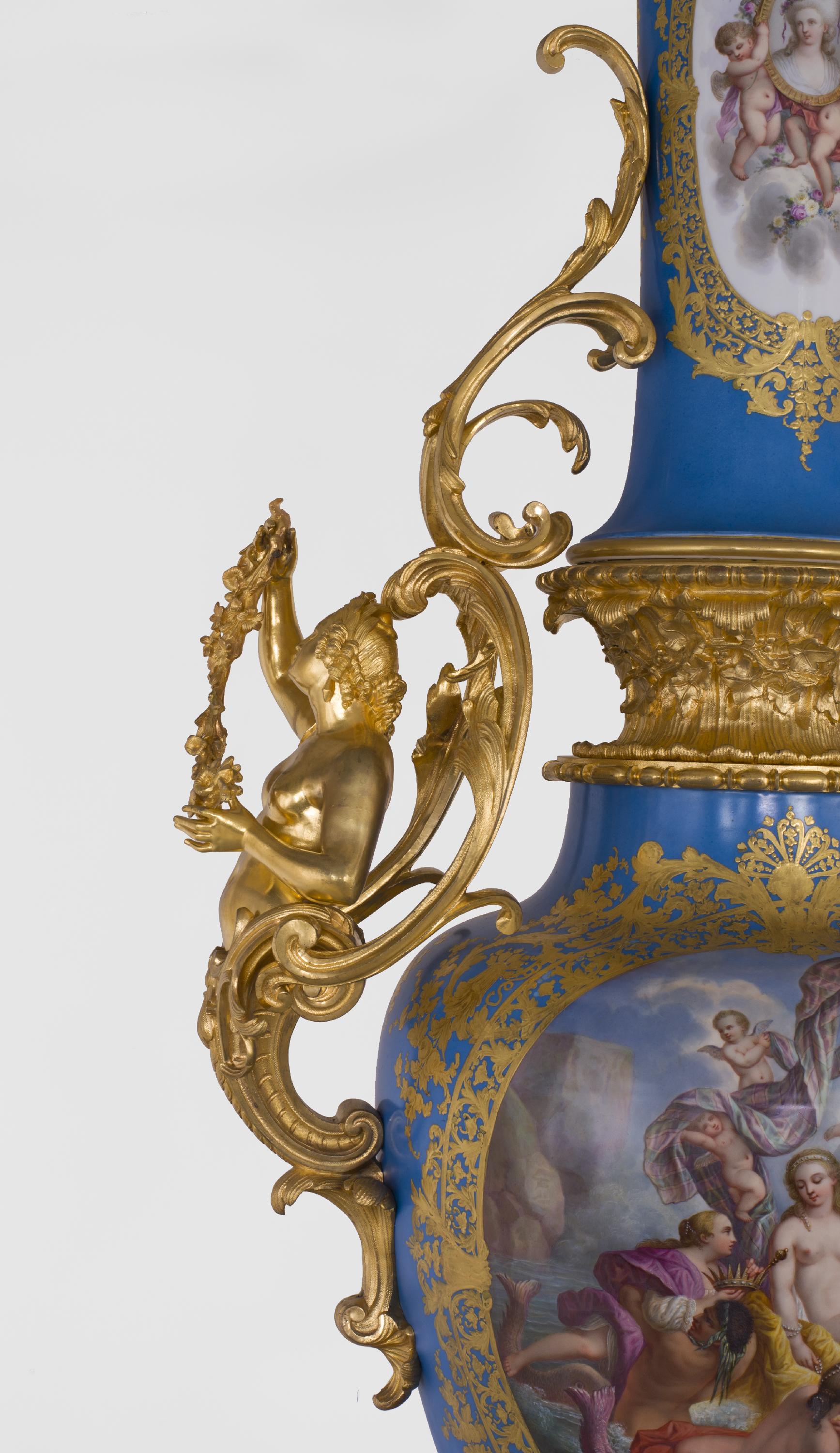 Vase Napoléon III en porcelaine de Paris monté en bronze doré avec Espagnolette en vente 9