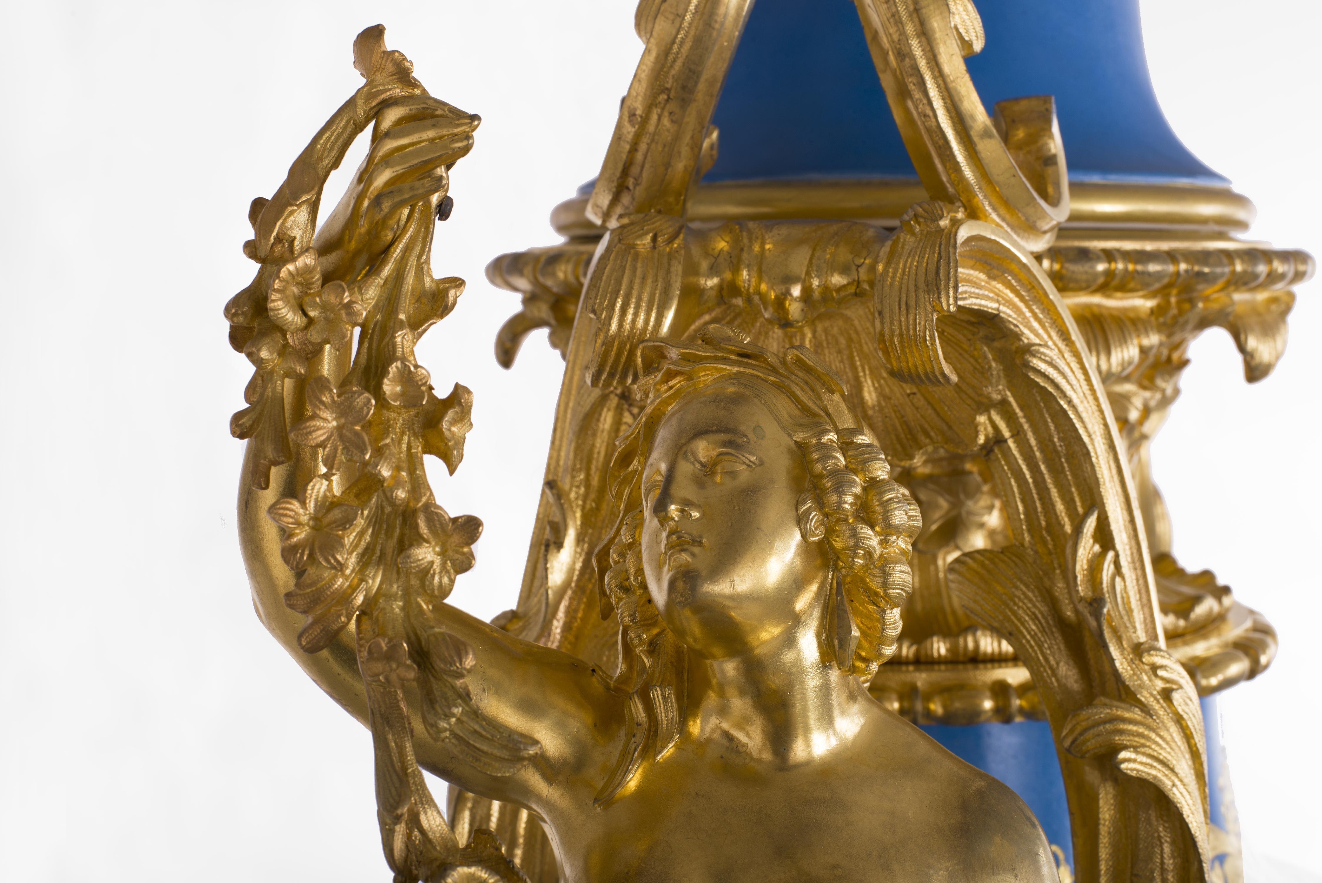 Napoleon III.-Vase aus Porzellan von Paris aus der Zeit Napoleons III., montiert in vergoldeter Bronze mit Espagnolette im Angebot 9