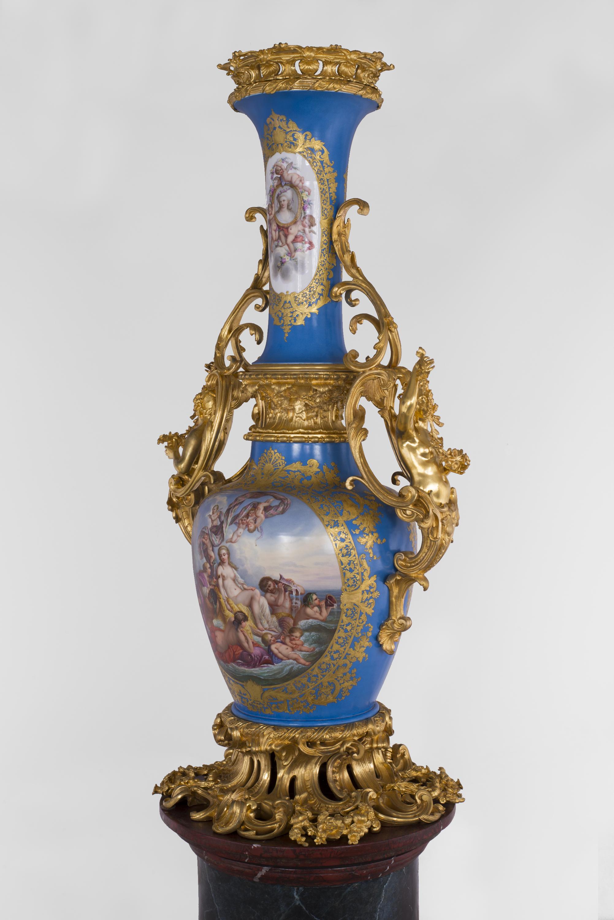 Vase Napoléon III en porcelaine de Paris monté en bronze doré avec Espagnolette en vente 11