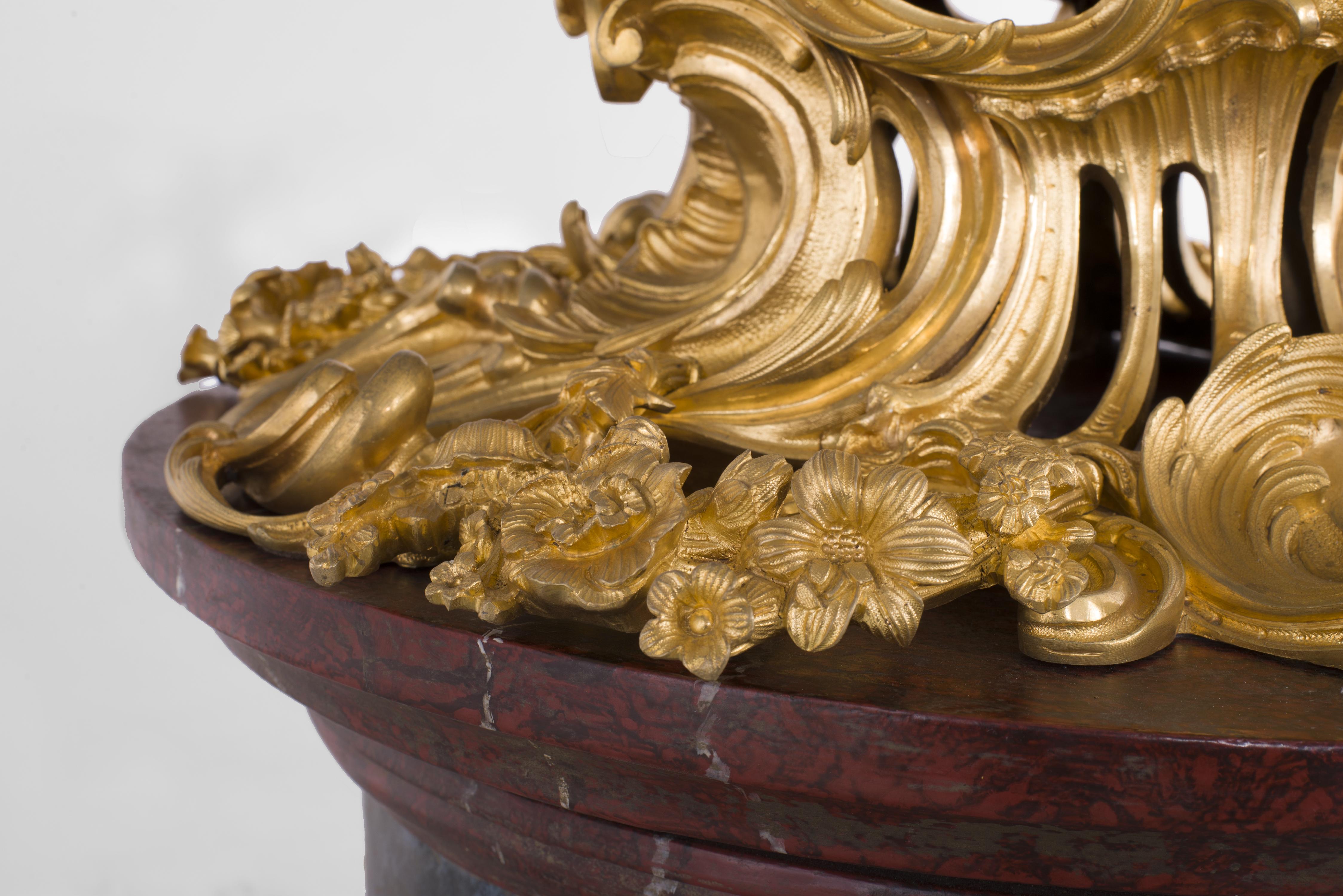 Vase Napoléon III en porcelaine de Paris monté en bronze doré avec Espagnolette en vente 12