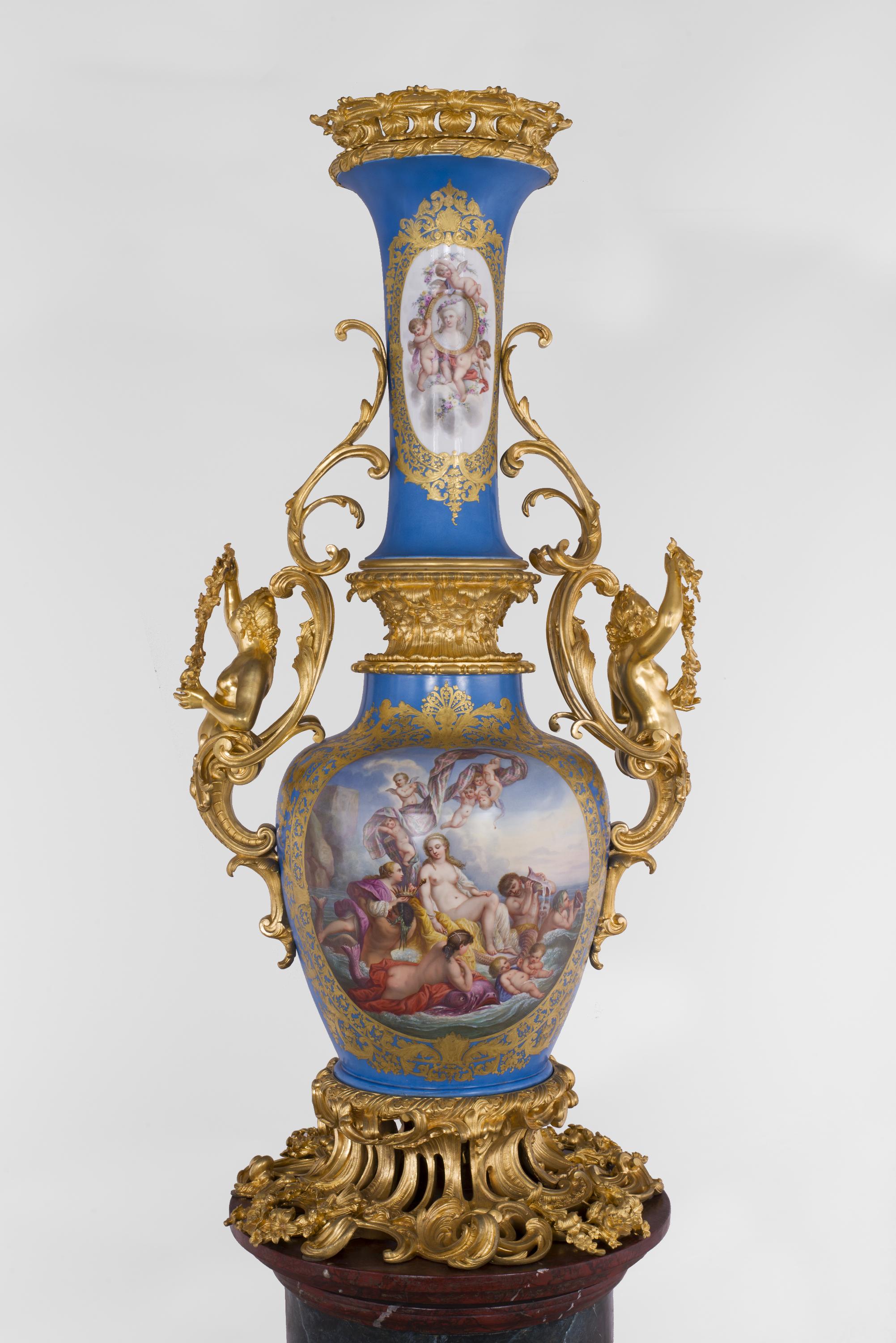 Cet exceptionnel vase monumental en porcelaine de Paris, conçu dans l'esprit des productions de la Manufacture de Sèvres, est tout à fait caractéristique du style Napoléon III . Le long cou de la forme est extrêmement rare, de même que la richesse