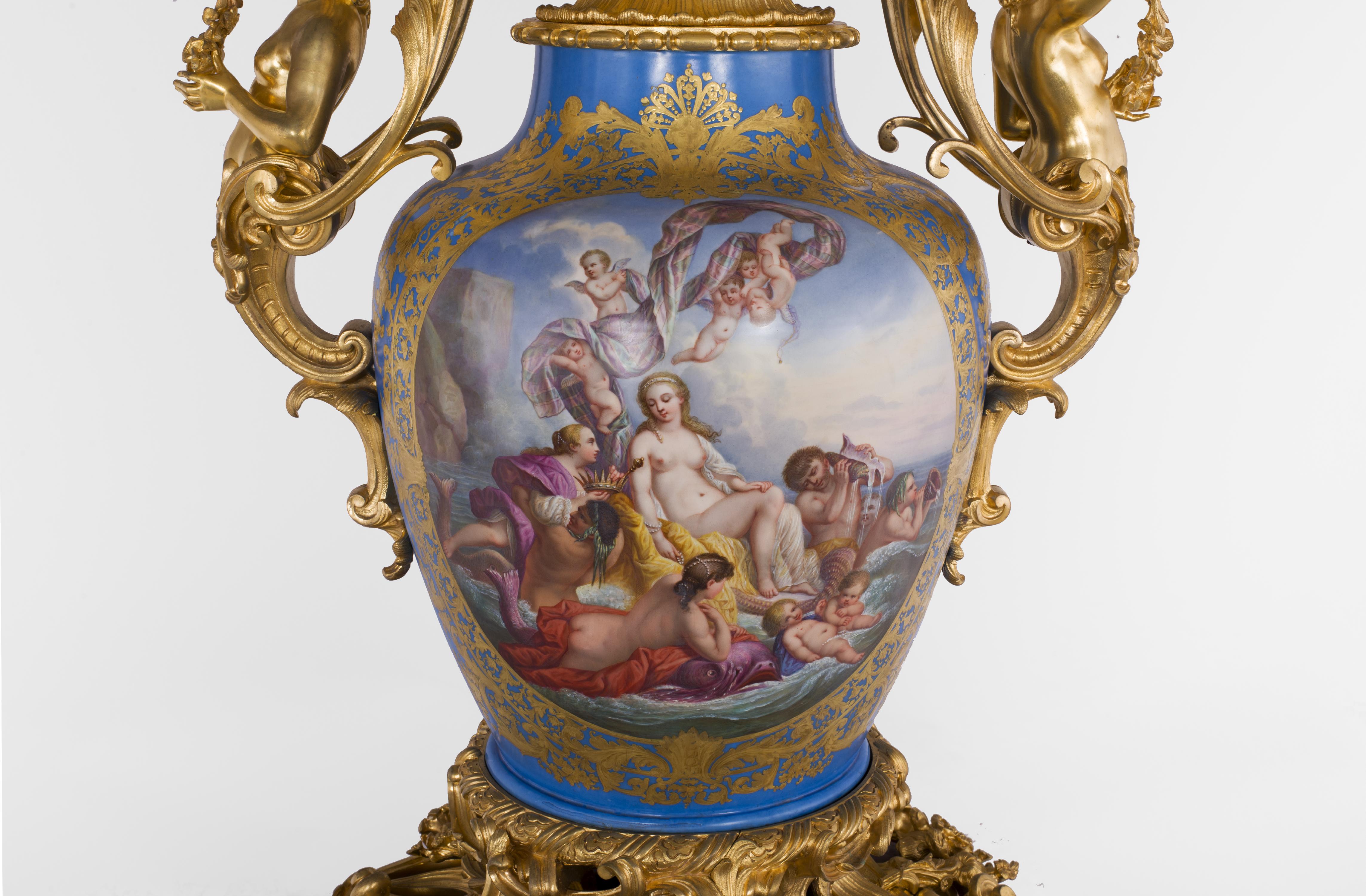 Vase Napoléon III en porcelaine de Paris monté en bronze doré avec Espagnolette Bon état - En vente à SAINT-OUEN-SUR-SEINE, FR