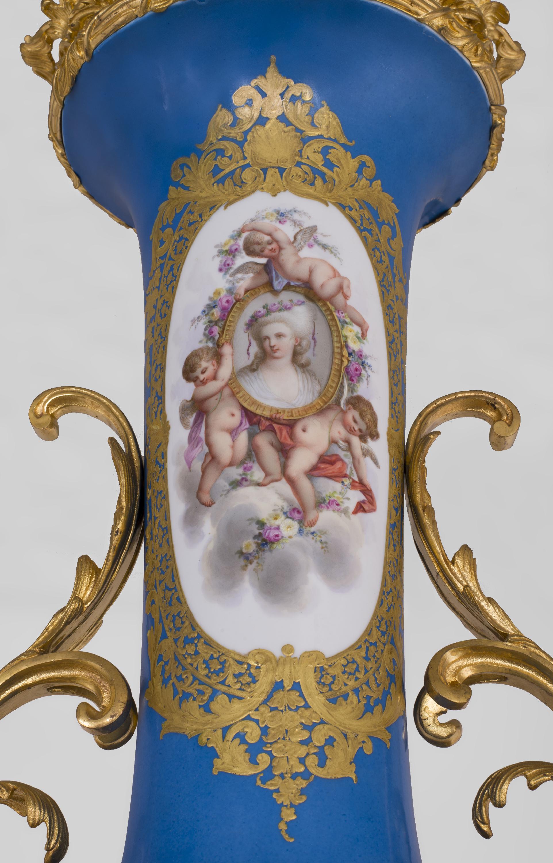 Napoleon III.-Vase aus Porzellan von Paris aus der Zeit Napoleons III., montiert in vergoldeter Bronze mit Espagnolette im Angebot 1