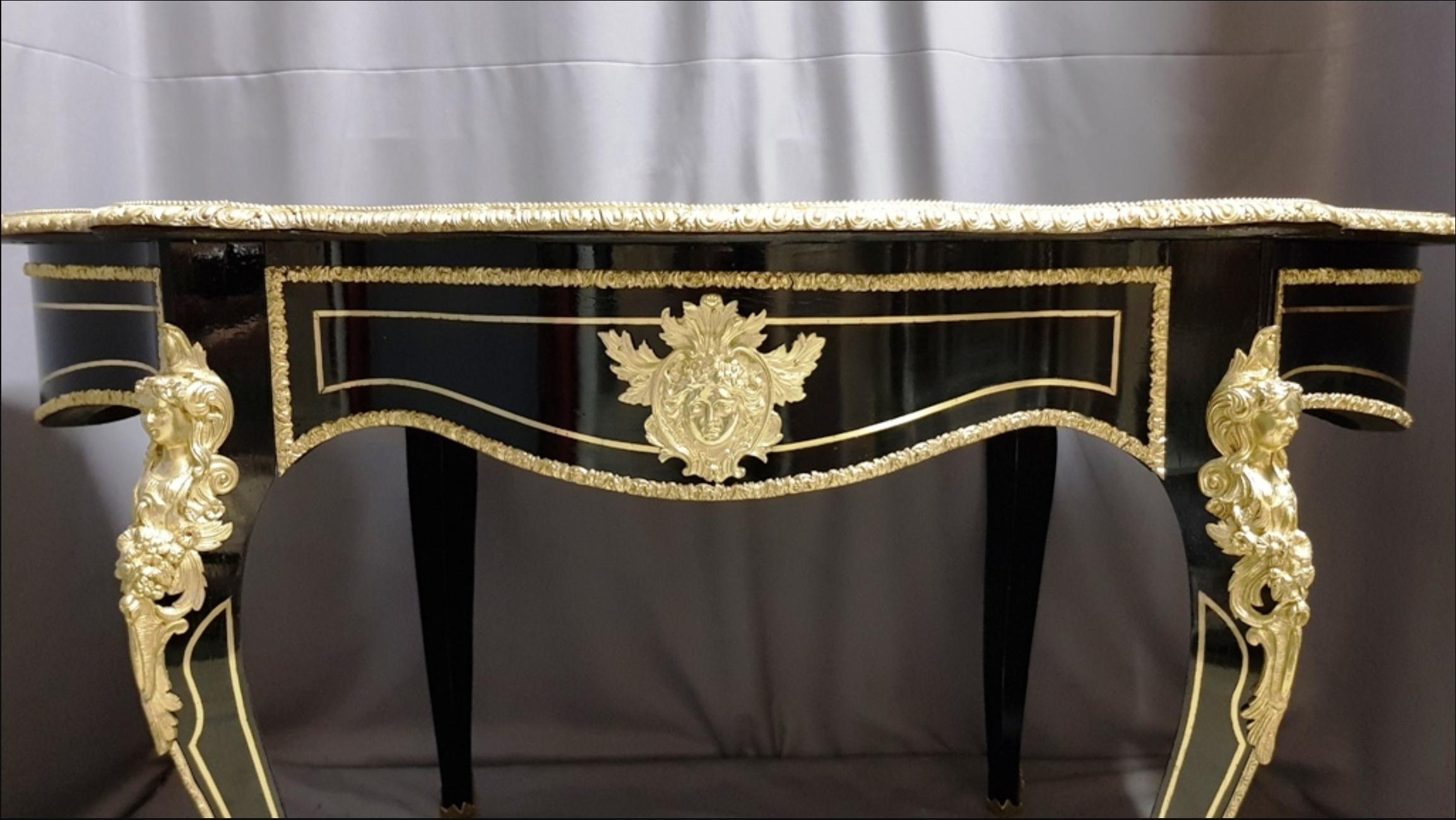Elegant Violin table in Boulle marquetry Napoleon III with brass nets. Beautiful ornamentation of gilt bronzes with ingot mold, sabotes, falls. A drawer in a belt.
Good general condition an excellent general condition it has been restored in our