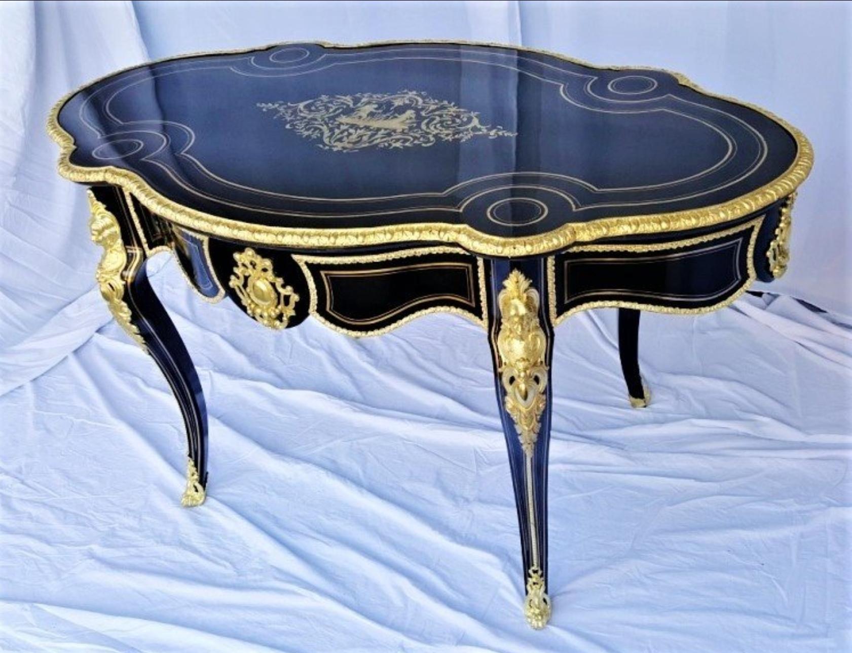 Elegant Violin desk table in Boulle marquetry Napoleon III with brass ball marquetry on ebony veneer background. Beautiful ornamentation of gilt bronzes with a large ingot mold, descents, masks, hooves, falls. A drawer in a belt.
Good general