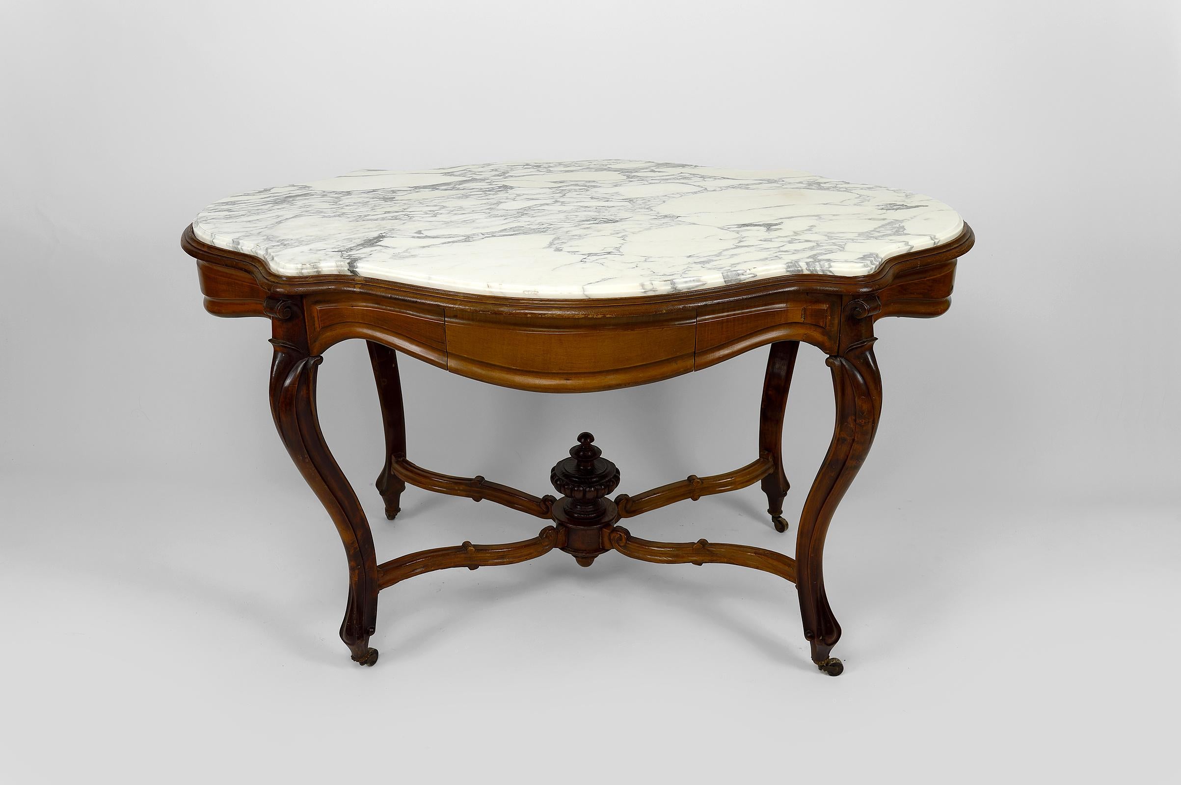 Elegante table à violon Napoléon III.
Il se compose d'un plateau en marbre blanc et bleu et d'une structure en noyer avec deux tiroirs latéraux. La base est montée sur des roues.

Style Napoléon III, France, vers 1880.

En bon état