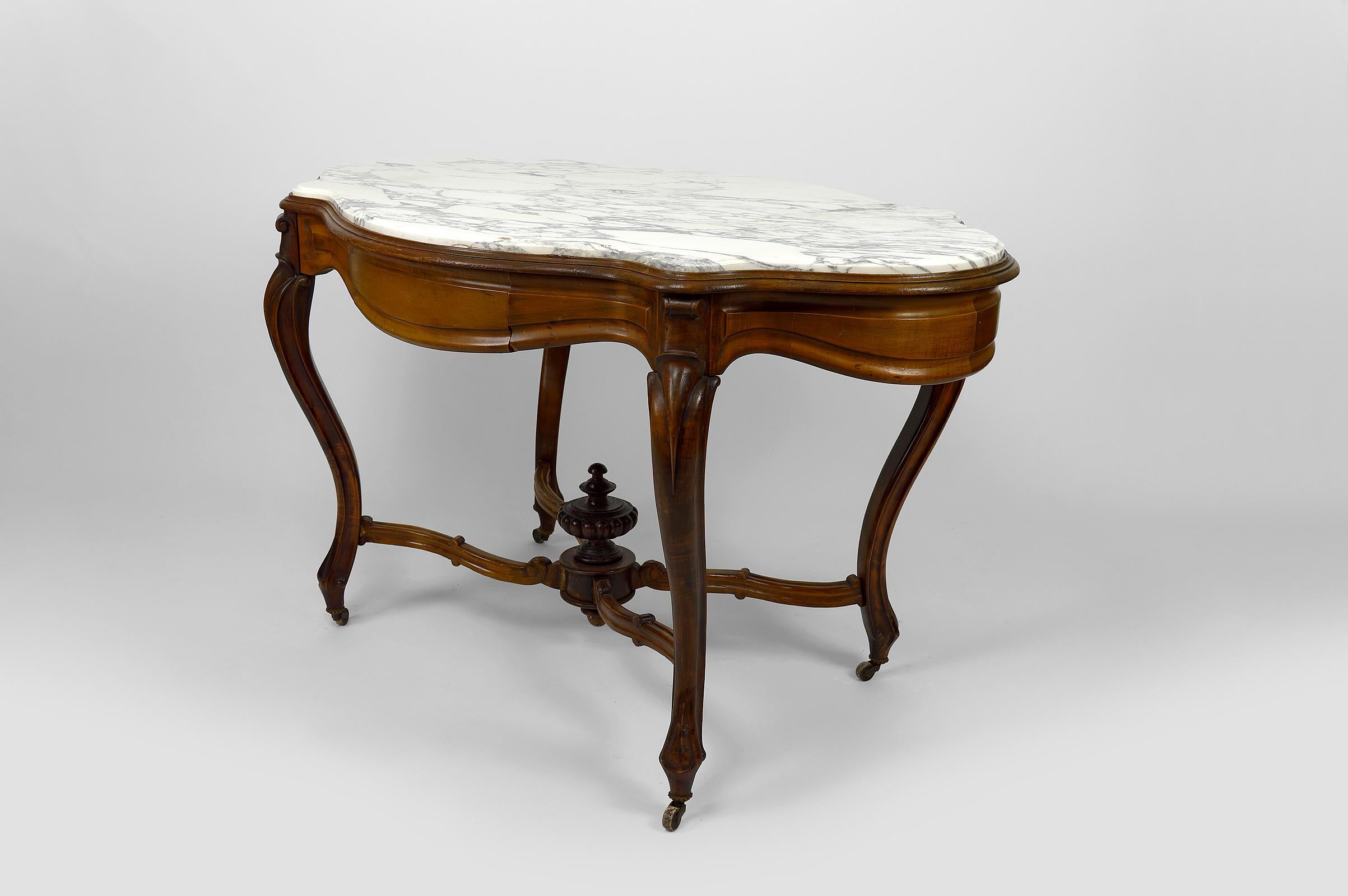 Sculpté Table de violon Napoléon III en noyer et marbre blanc, France, datant d'environ 1880