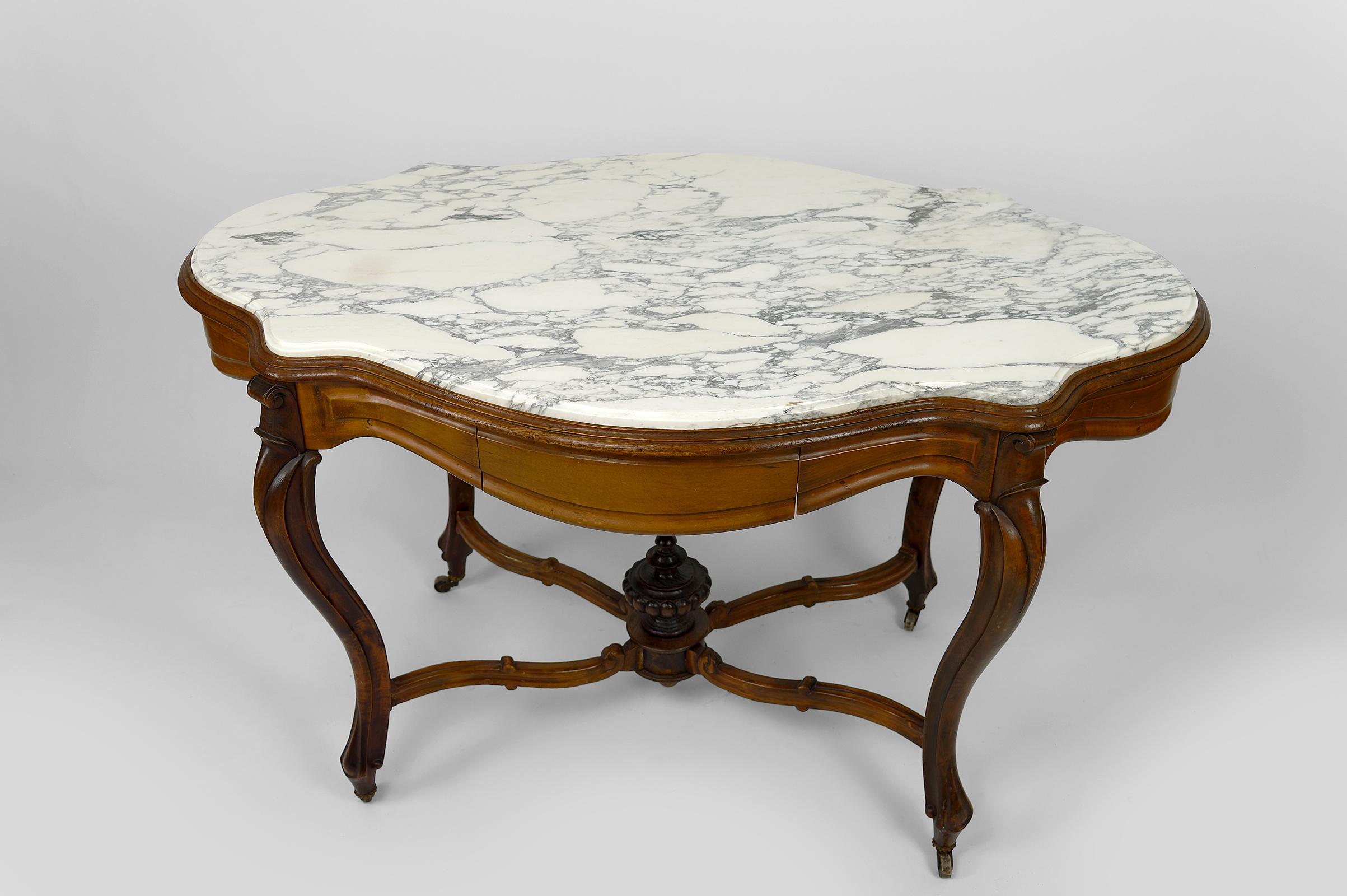 Fin du XIXe siècle Table de violon Napoléon III en noyer et marbre blanc, France, datant d'environ 1880