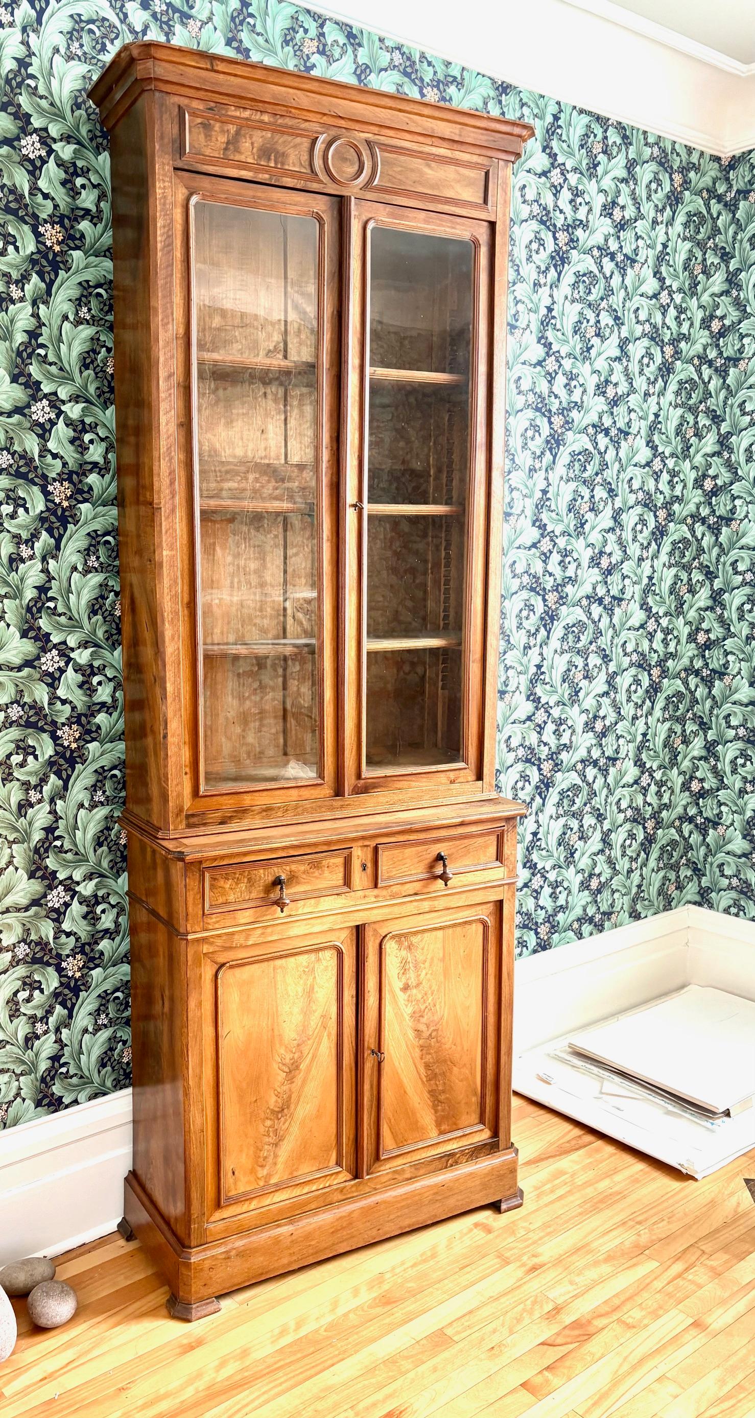 Mobile libreria in noce Napoleone III con 4 ante e 2 cassetti