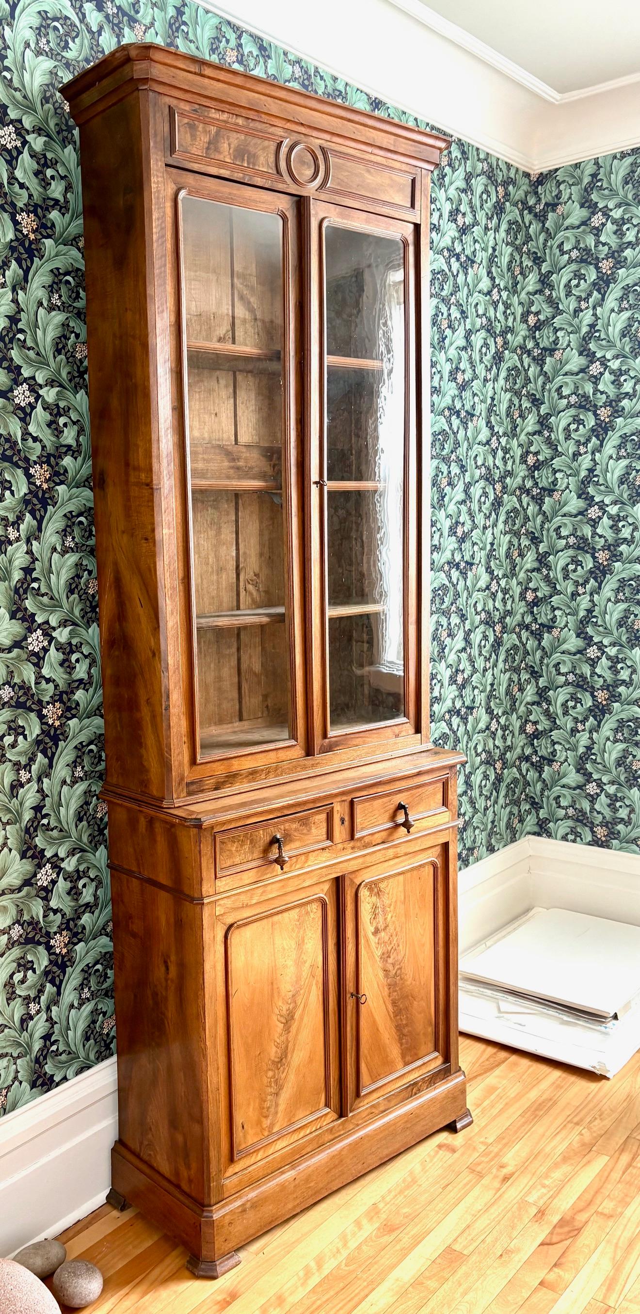 Francese Mobile libreria in noce Napoleone III in vendita