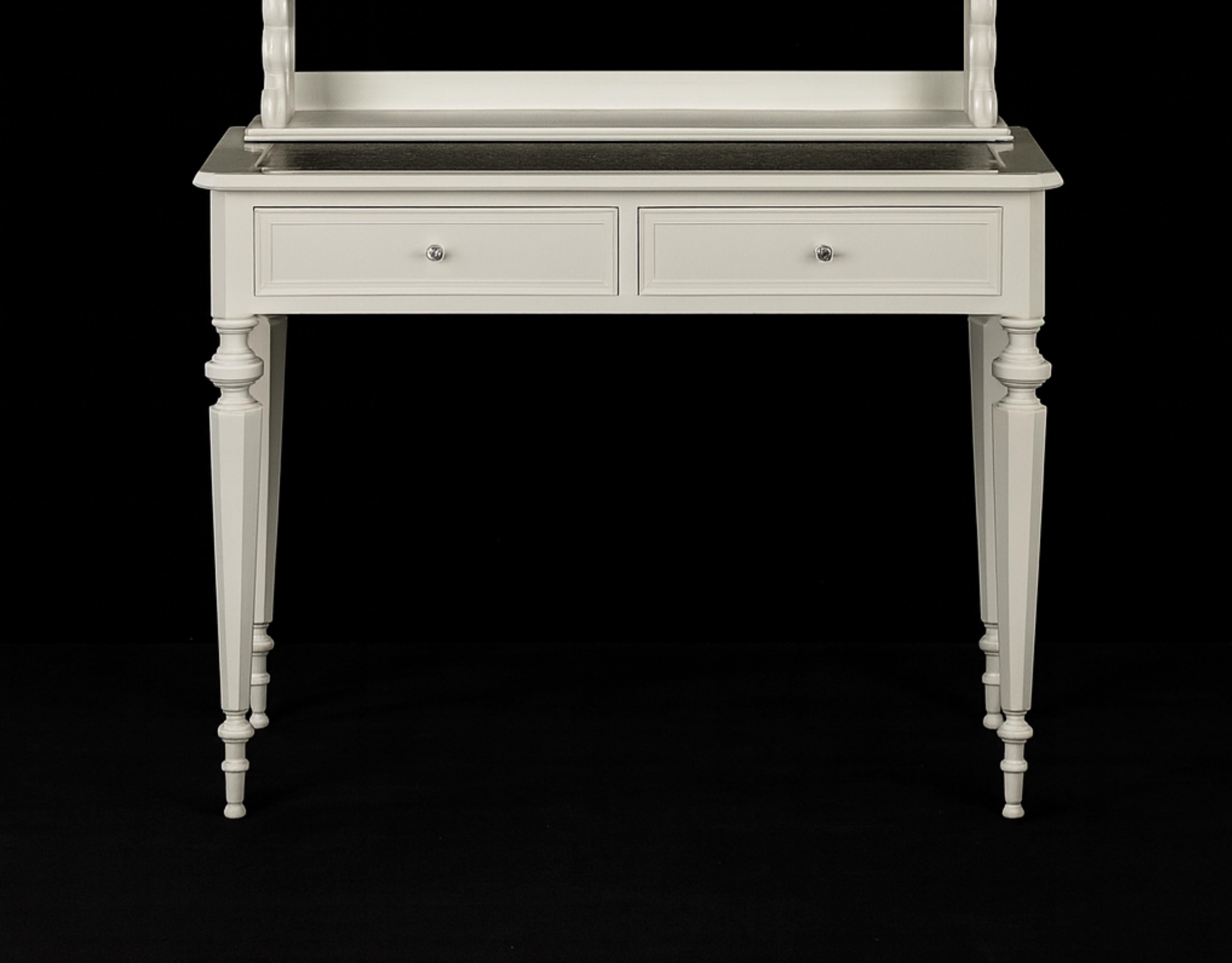 Ein einzigartiger Napoleon-III-Tisch aus dem 19. Jahrhundert, Bonheur Du Jour, in elegantem Off-White (Farbreferenz: #F2F0EF), hochglänzend lackiert
Oberer Teil mit drei Einlegeböden, unterer Teil mit zwei Schubladen und ausziehbarem Oberteil und