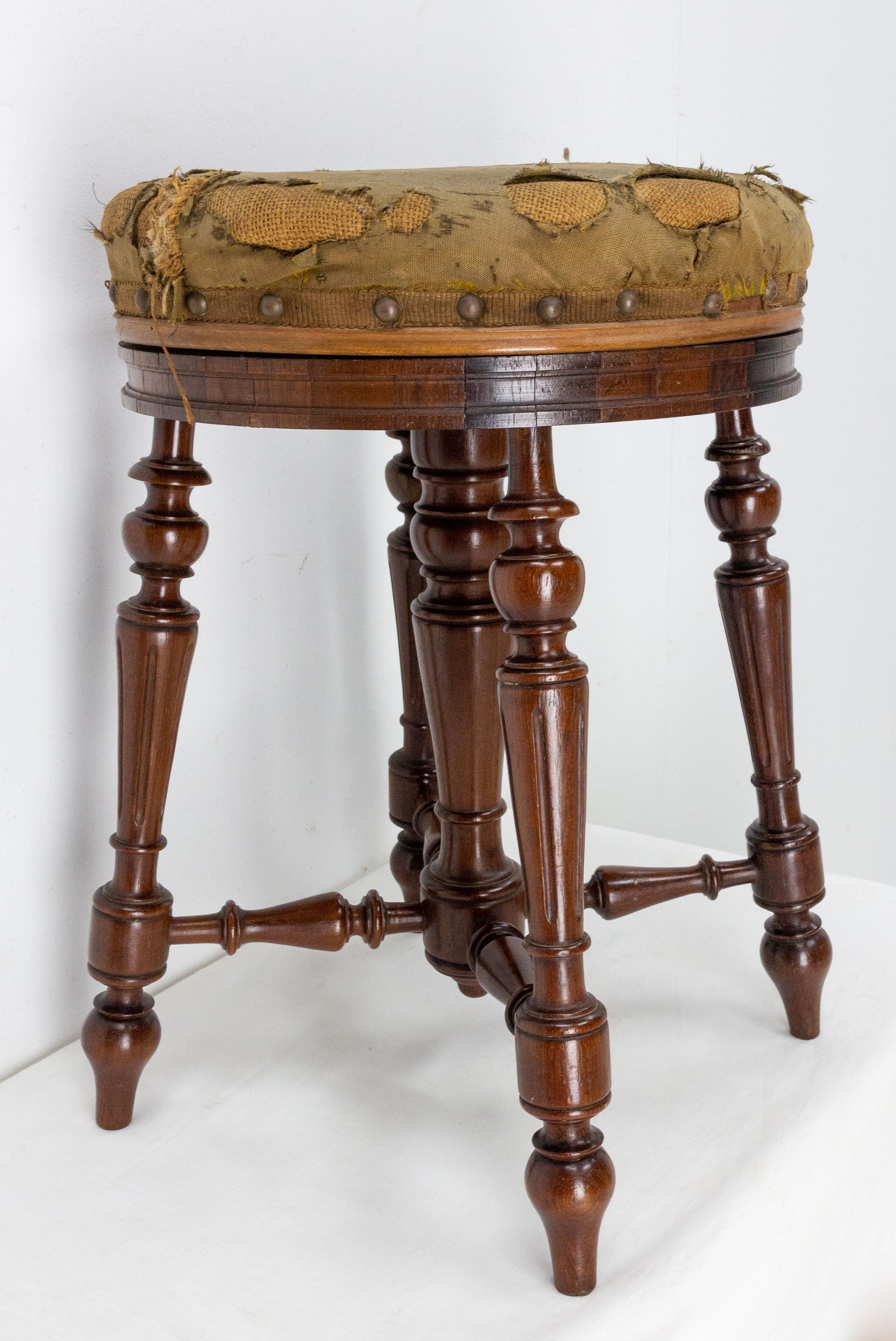 Napoleon III Walnut Piano Stool French, circa 1880 In Good Condition For Sale In Labrit, Landes