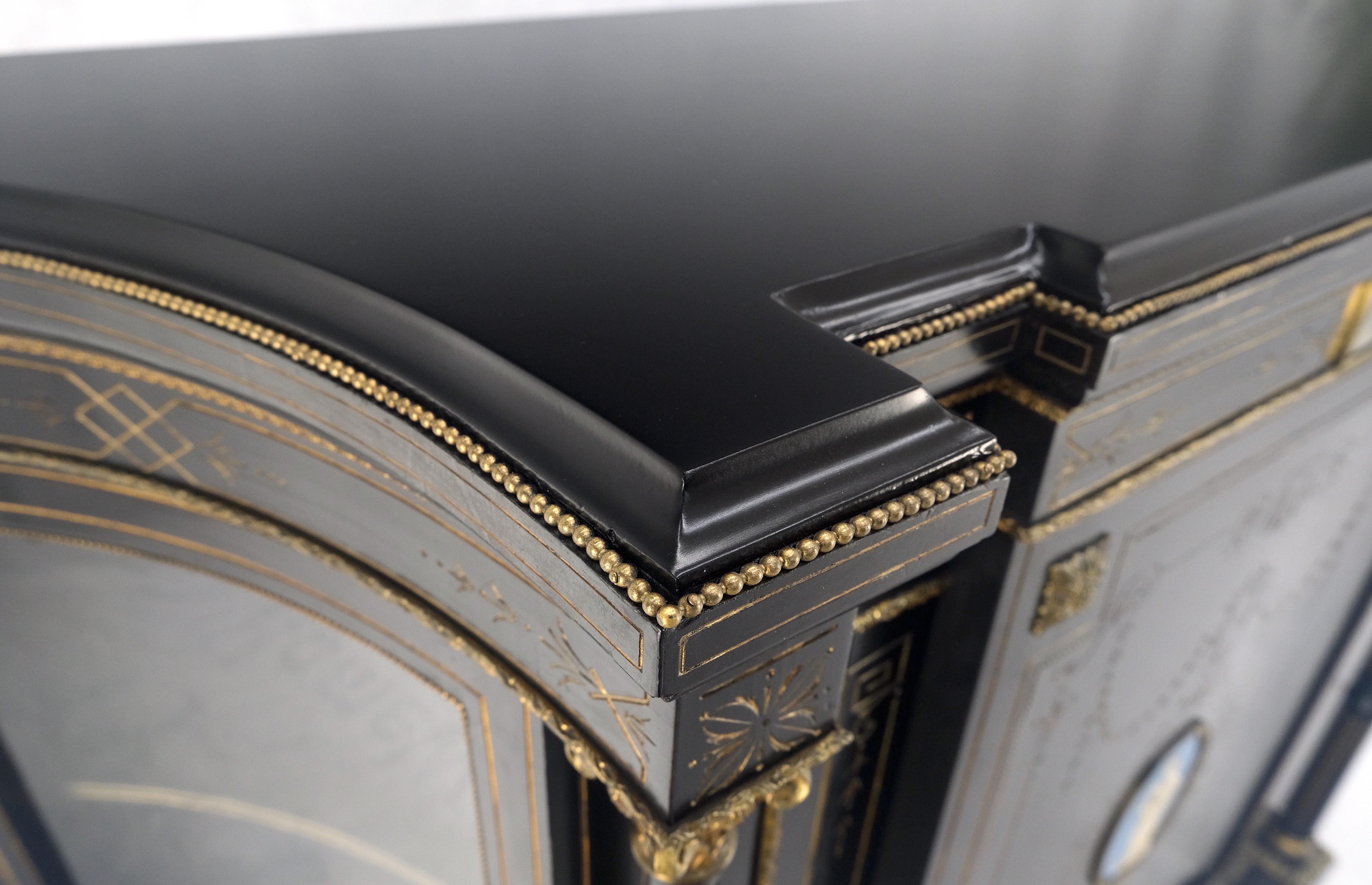 Francese Napoleone III Wedgewood Placca con supporti in bronzo Laccato nero Credenza Server francese in vendita