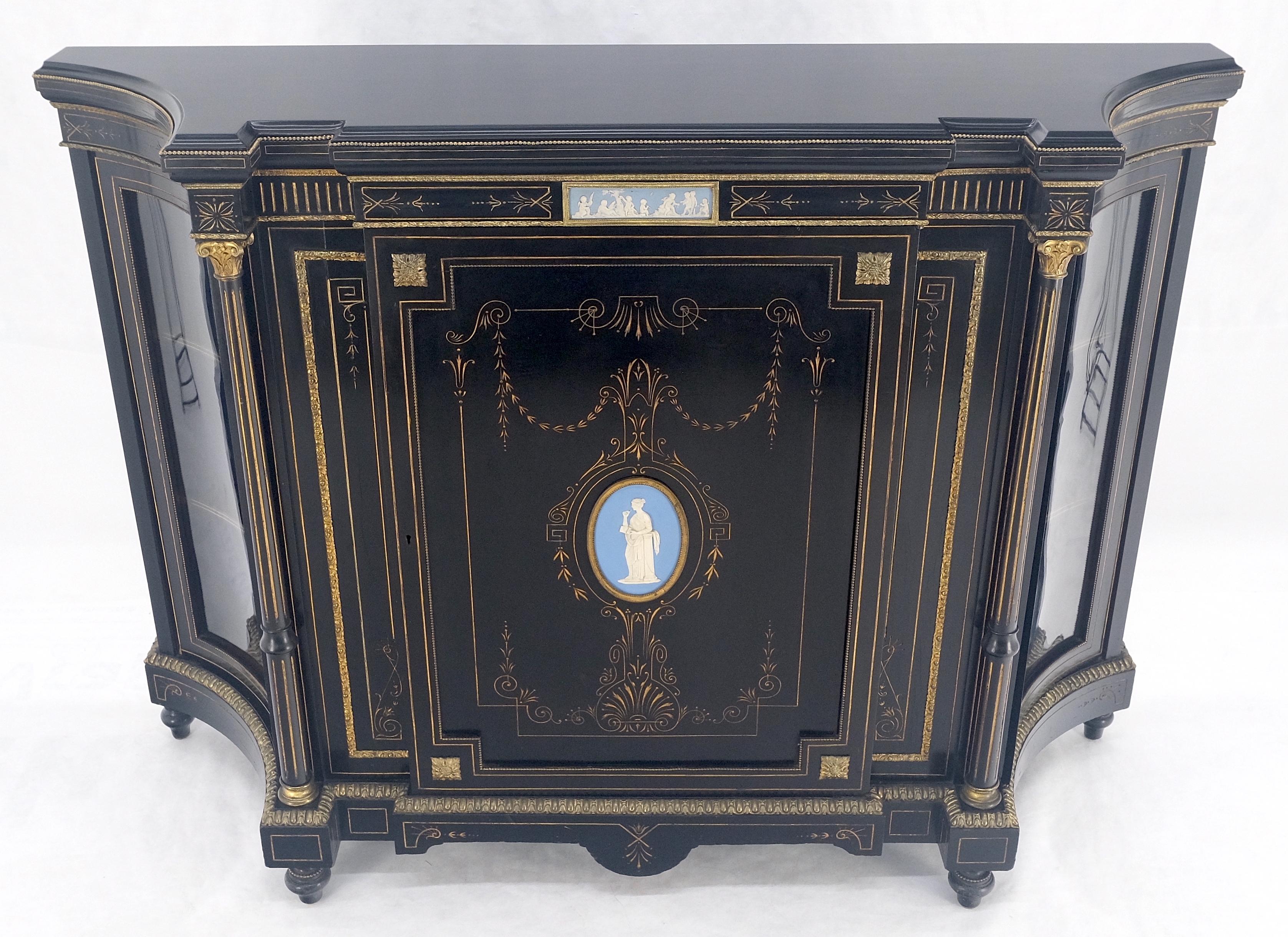 Napoleone III Wedgewood Placca con supporti in bronzo Laccato nero Credenza Server francese In condizioni buone in vendita a Rockaway, NJ