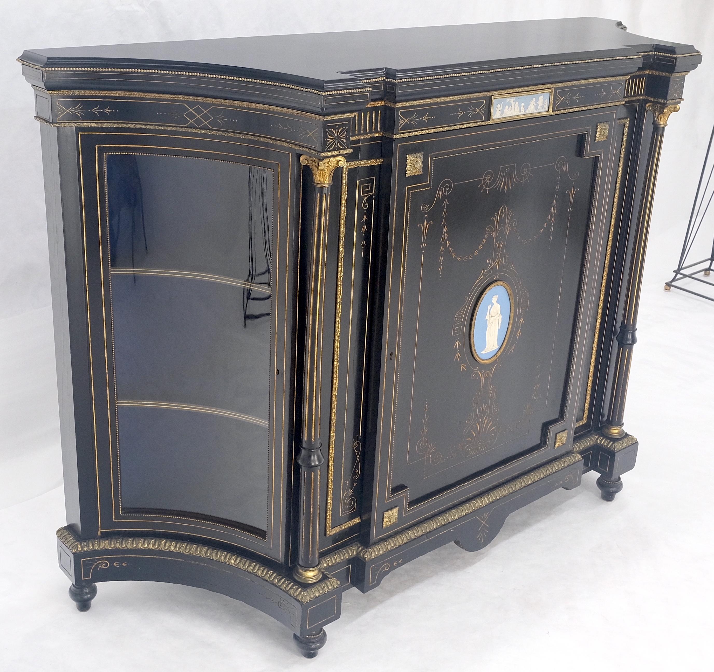 XX secolo Napoleone III Wedgewood Placca con supporti in bronzo Laccato nero Credenza Server francese in vendita