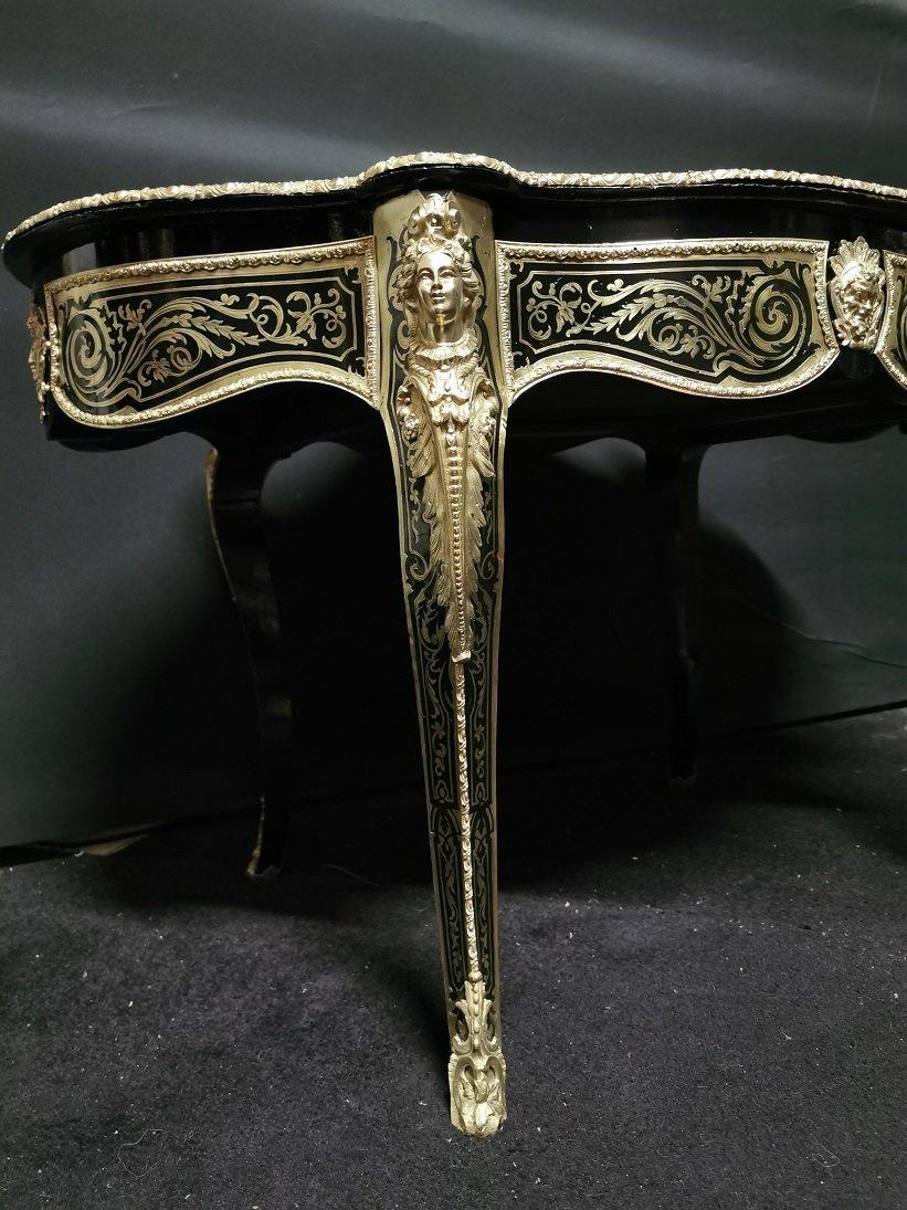 Beautiful Napoleon III Violin table can be used as a writing desk or a dining table, made in Boulle marquetry inlay with brass and brown horn,  patterned interlacing, scrolls and foliage. Ornamentation of gilt bronzes with lingltière belt,