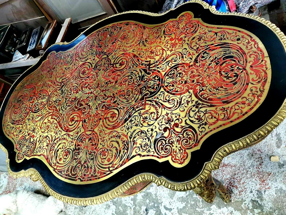 Stunning Napoleon III Violin table can be used as a writing desk or a dining table, made in Boulle marquetry inlay with brass and red tortoiseshell patterned interlacing, scrolls and foliage. Ornamentation of gilt bronzes, just gorgeous. Incredibly